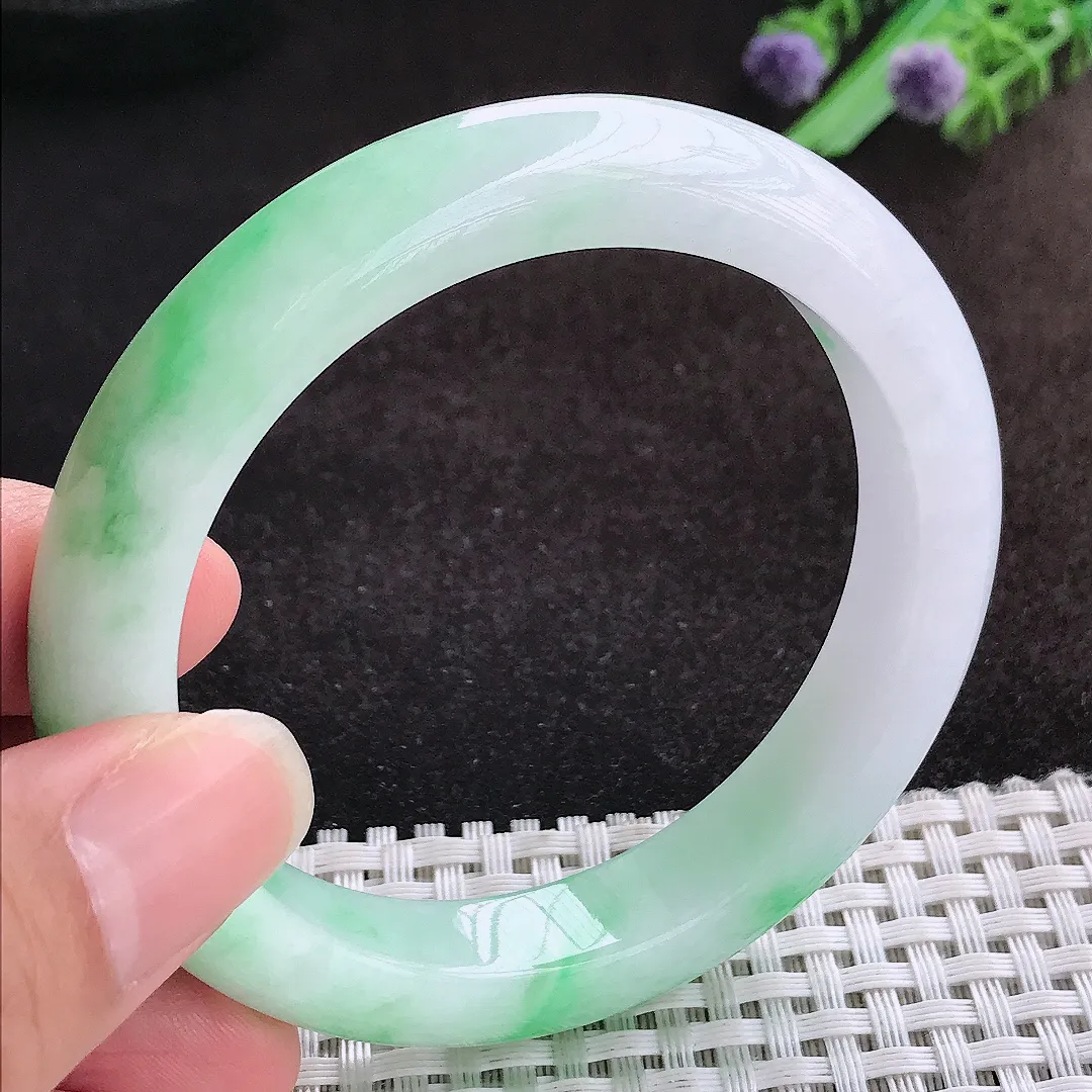 自然光55.5/11.5/8.8老坑精美温润飘绿手镯宽边翡翠玉镯美人镯