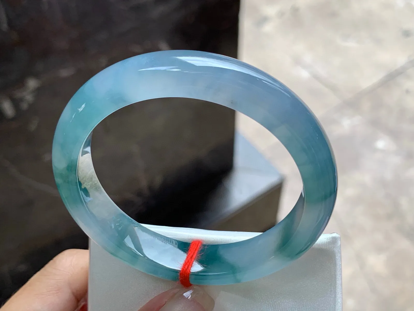 圈口：57-12.4-8.3mm                                                 
正圈 56 57可戴 冰飘花手镯
冰透水润～ 花飘灵动实物美丽