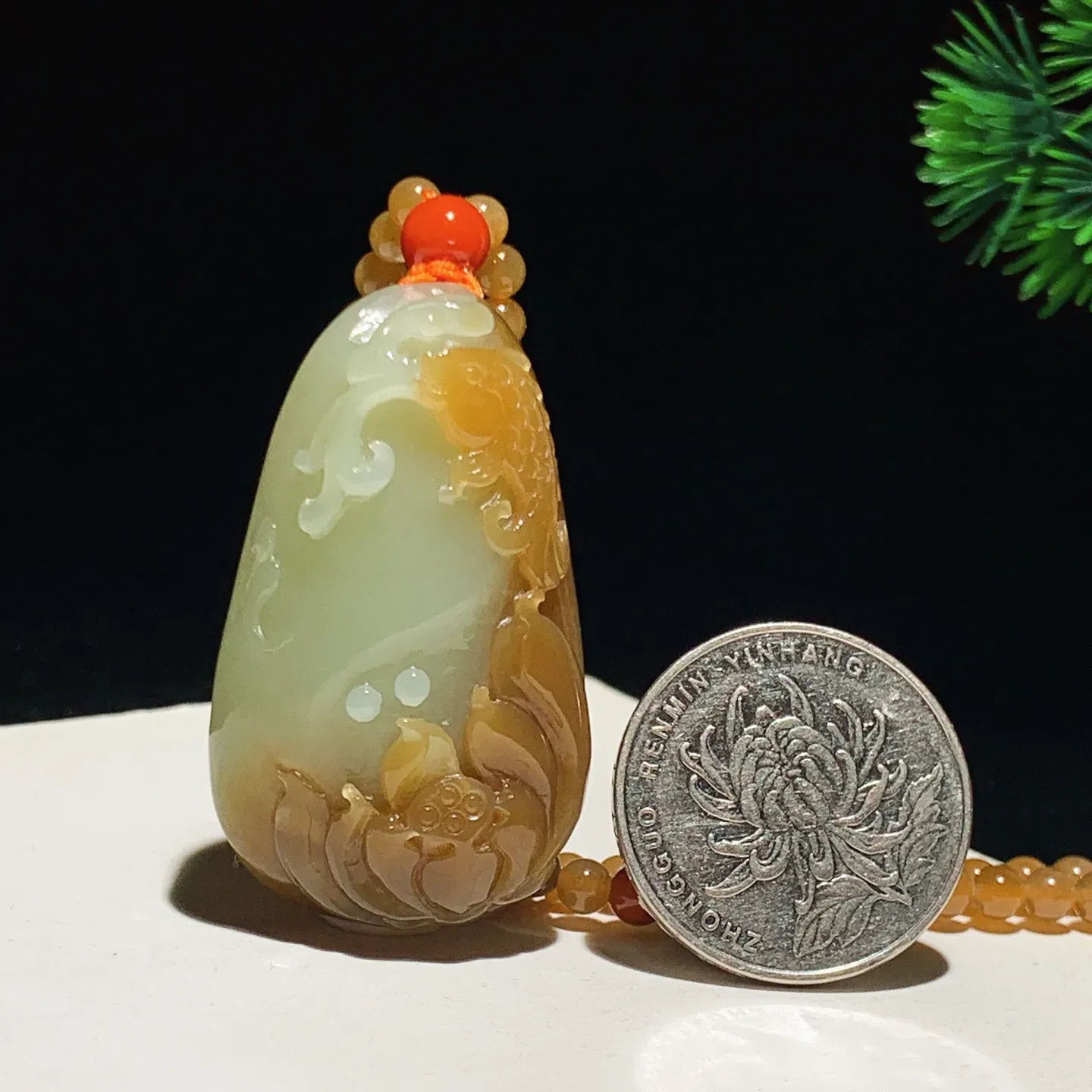 新疆且末糖花开富贵连年有余挂件。尺寸43.6/26/16链子尺寸4重41克 玉质细腻油润 底色纯净 脂粉好，品质好。lt250917