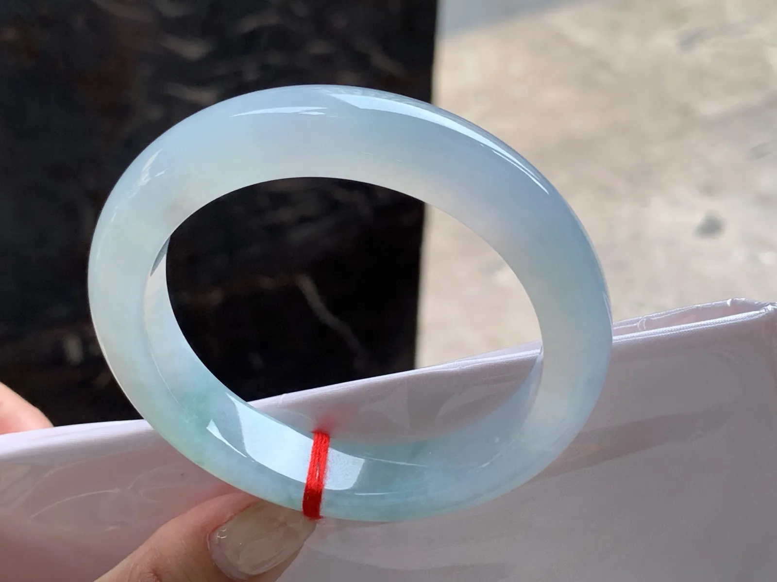 圈口：57-12.8-9.8mm                                                 
正圈 56 57可戴 种水手镯
种老水佳～ 清爽的一枚实物美丽
