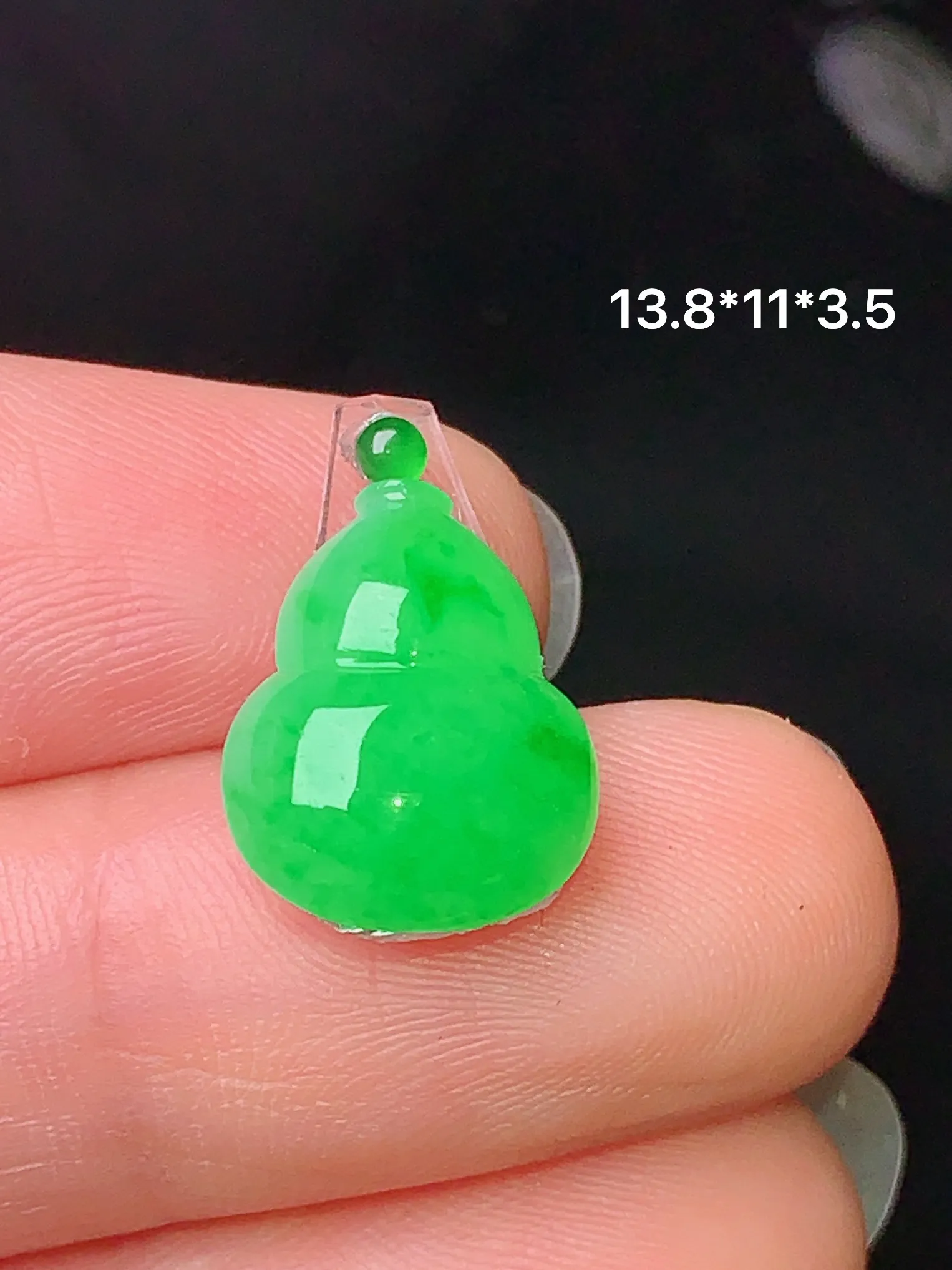 镶嵌款 翠绿葫芦吊坠 玉质细腻 色泽艳丽  整体尺寸13.8*11*3.5