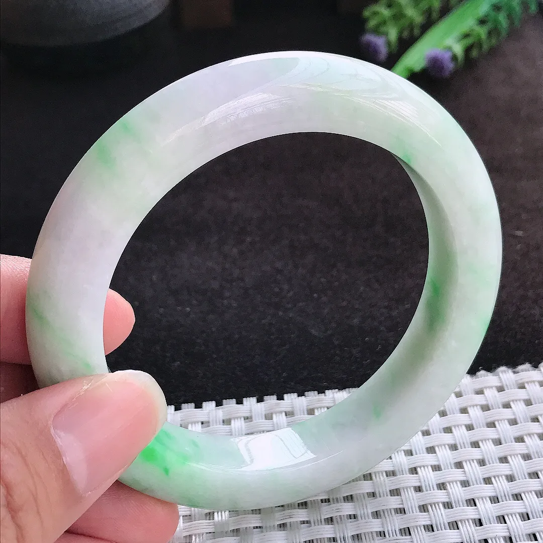 自然光58.5/11.9/10.8老坑精美温润飘绿手镯宽边翡翠玉镯美人镯