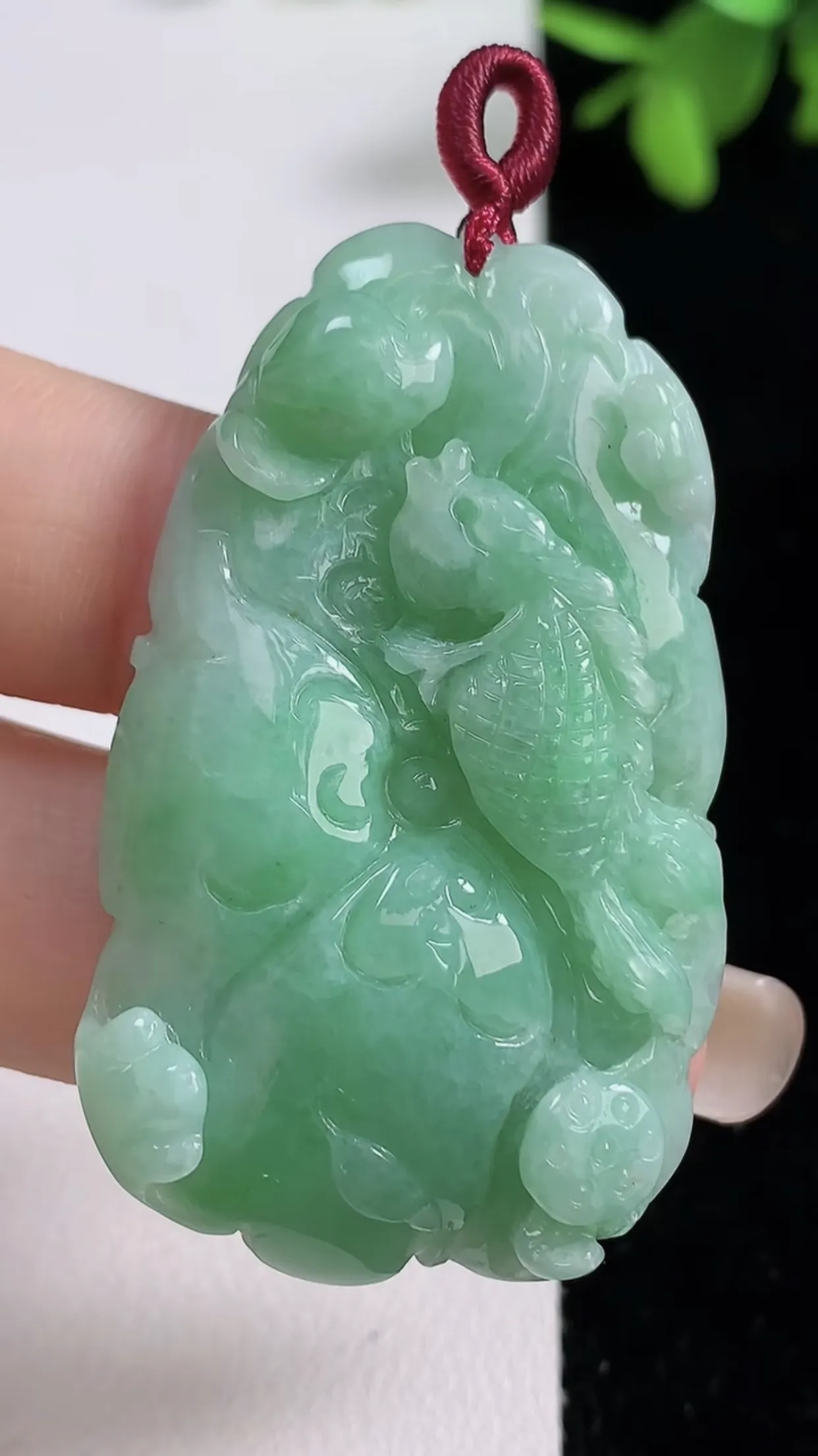 缅甸天然翡翠a货 老坑料起胶冰润 满绿和和美美 荷叶鱼吊坠，尺寸47.8-28.2-6.5mm  y 16.99