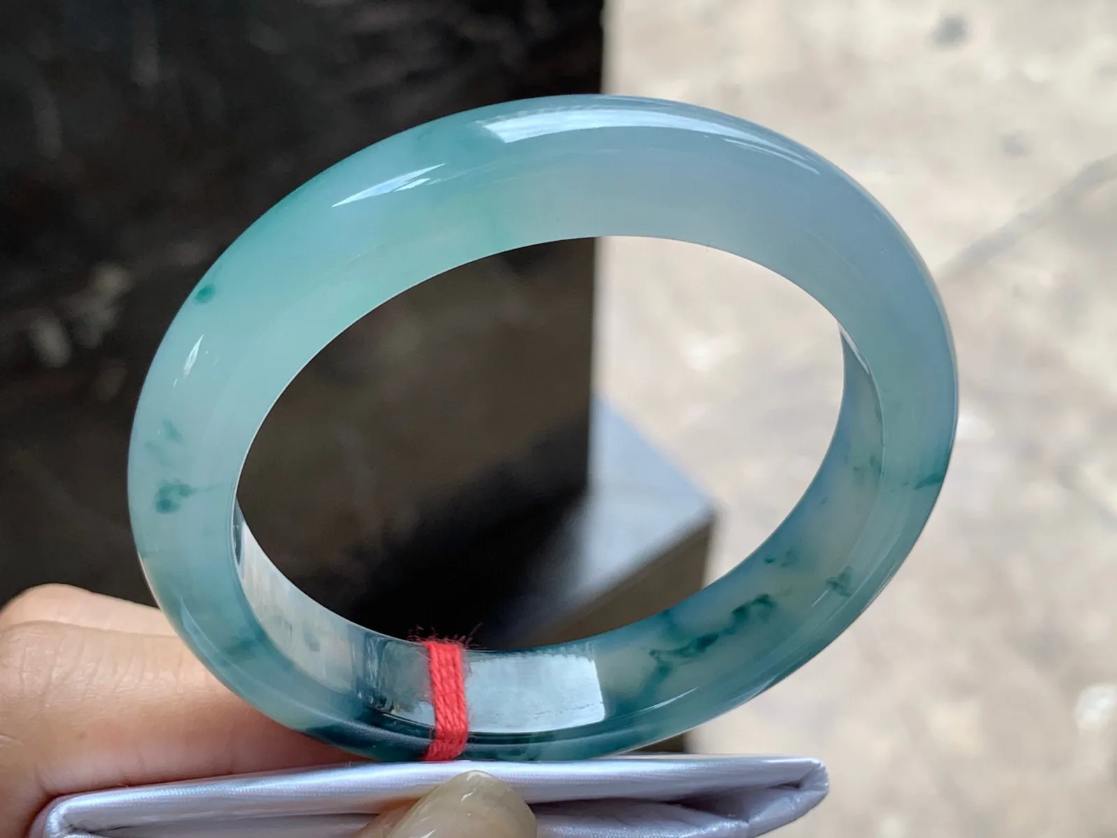 圈口：56.5-12.5-8.5mm                                                 
正圈 56 57可戴 冰飘花手镯
种水佳～ 实物美丽胶感温润