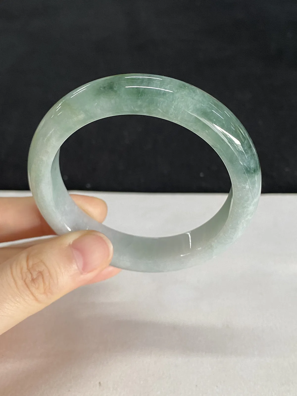 正圈53圈口，翡翠糯化种飘绿手镯