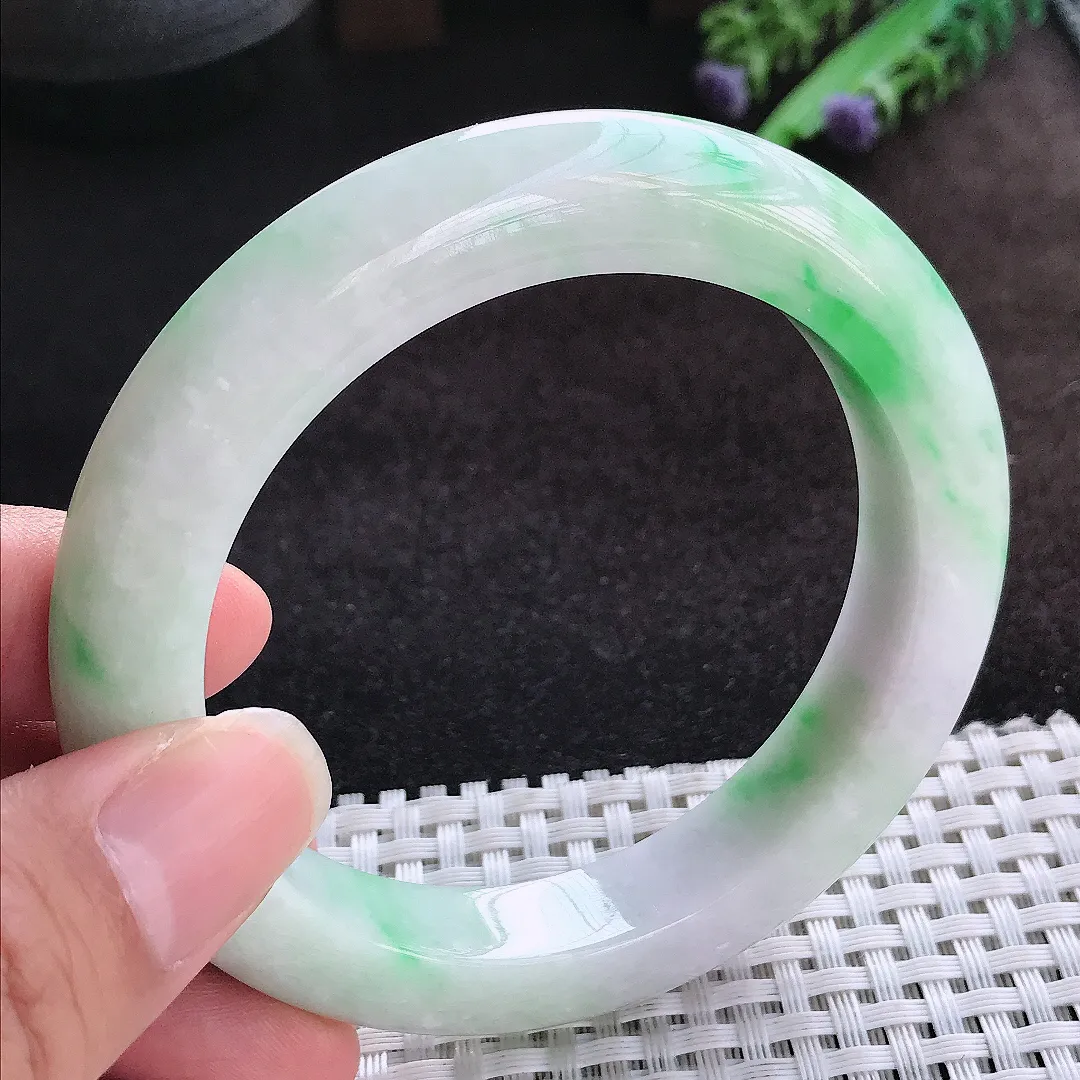 自然光58.5/11.9/10.8老坑精美温润飘绿手镯宽边翡翠玉镯美人镯