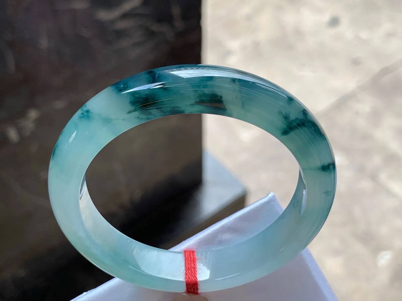 圈口：56.5-12.5-8.5mm                                                 
正圈 56 57可戴 冰飘花手镯
种水佳～ 实物美丽胶感温润