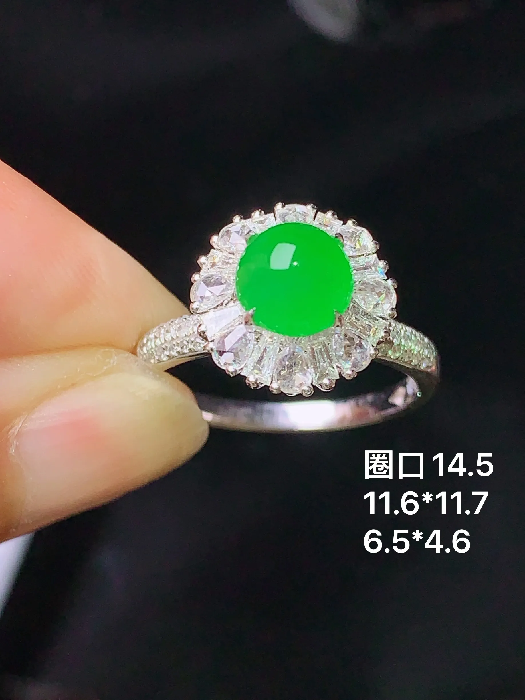 18k金钻镶嵌满绿蛋面戒指 玉质细腻 色泽艳丽  圈口14.5 整体尺寸11.6*11.7