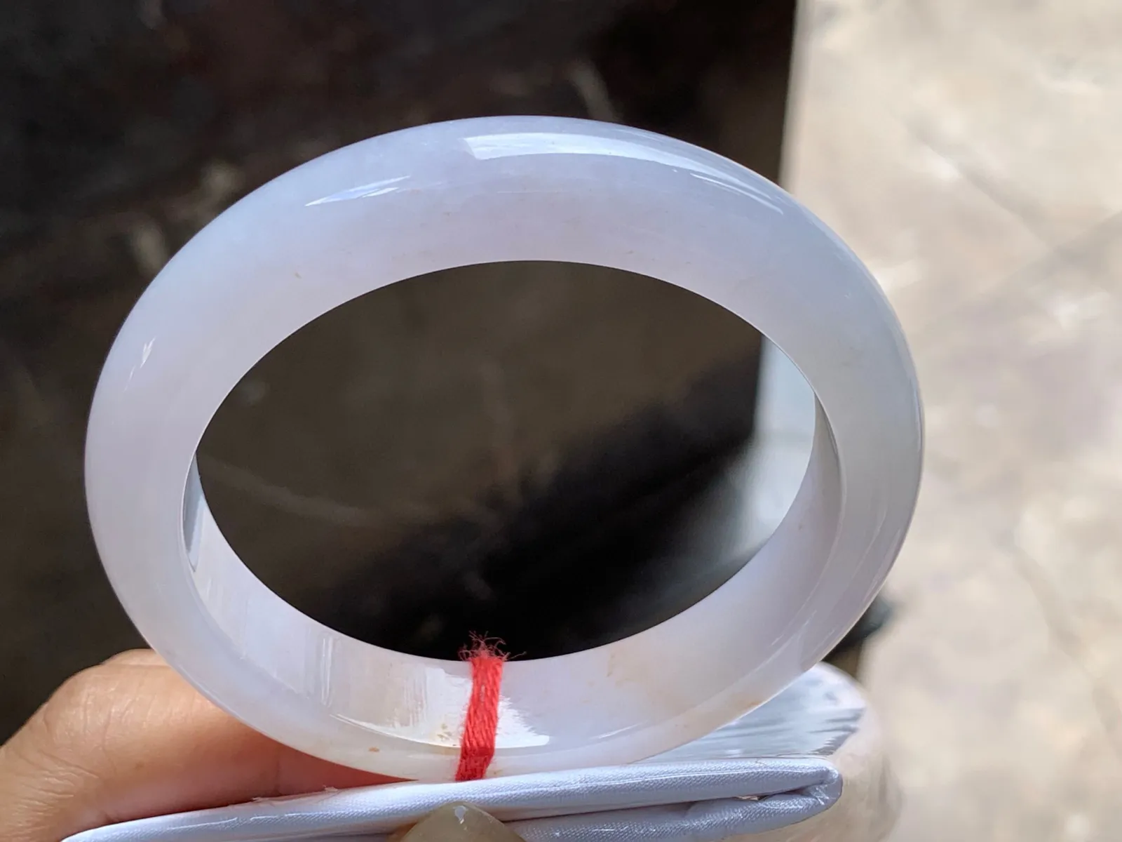 圈口：57-12-8.4mm                                                 
正圈 56 57可戴 种水手镯
种好水佳～ 黄翡点缀实物美丽