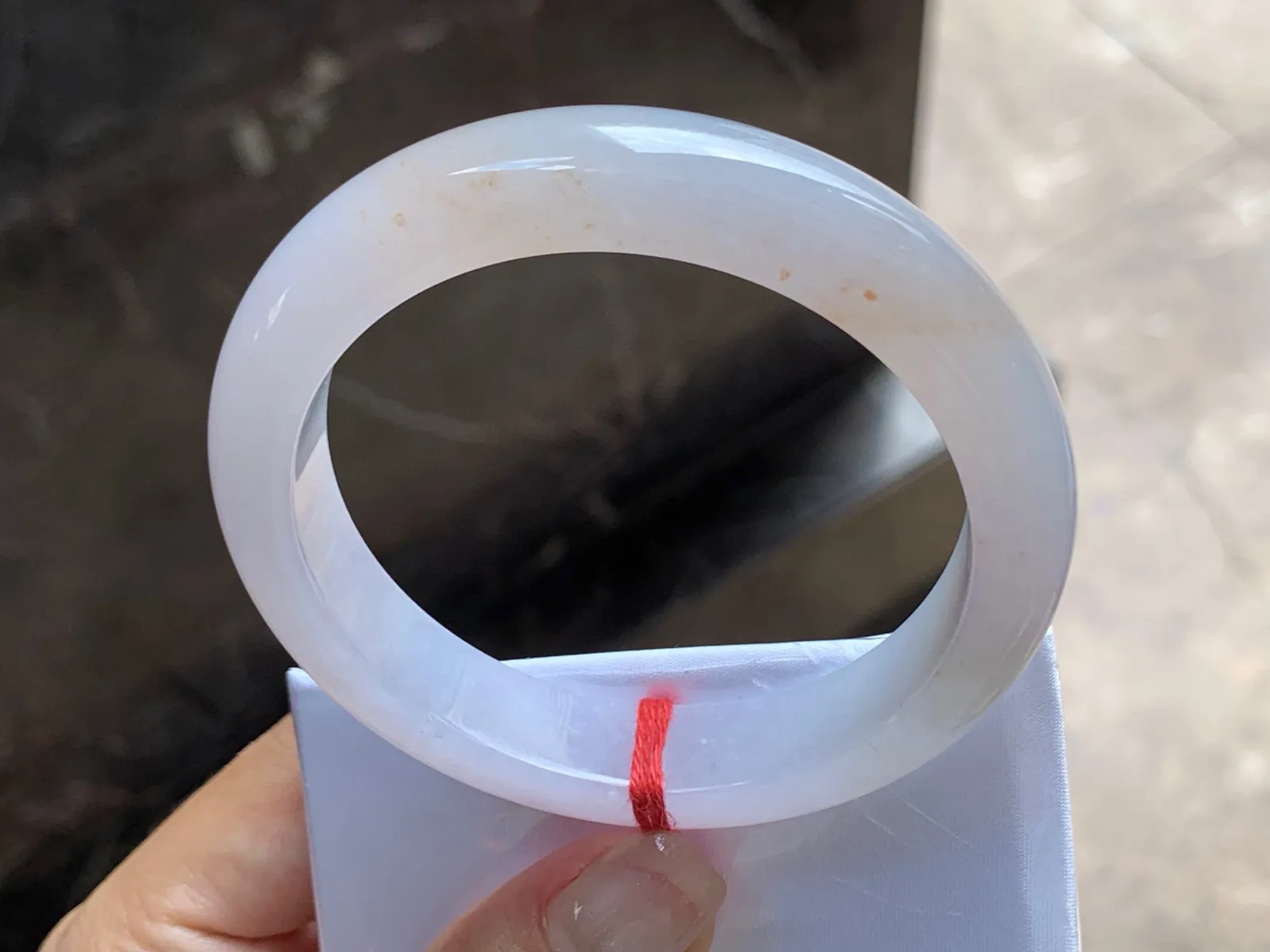 圈口：57-12-8.4mm                                                 
正圈 56 57可戴 种水手镯
种好水佳～ 黄翡点缀实物美丽