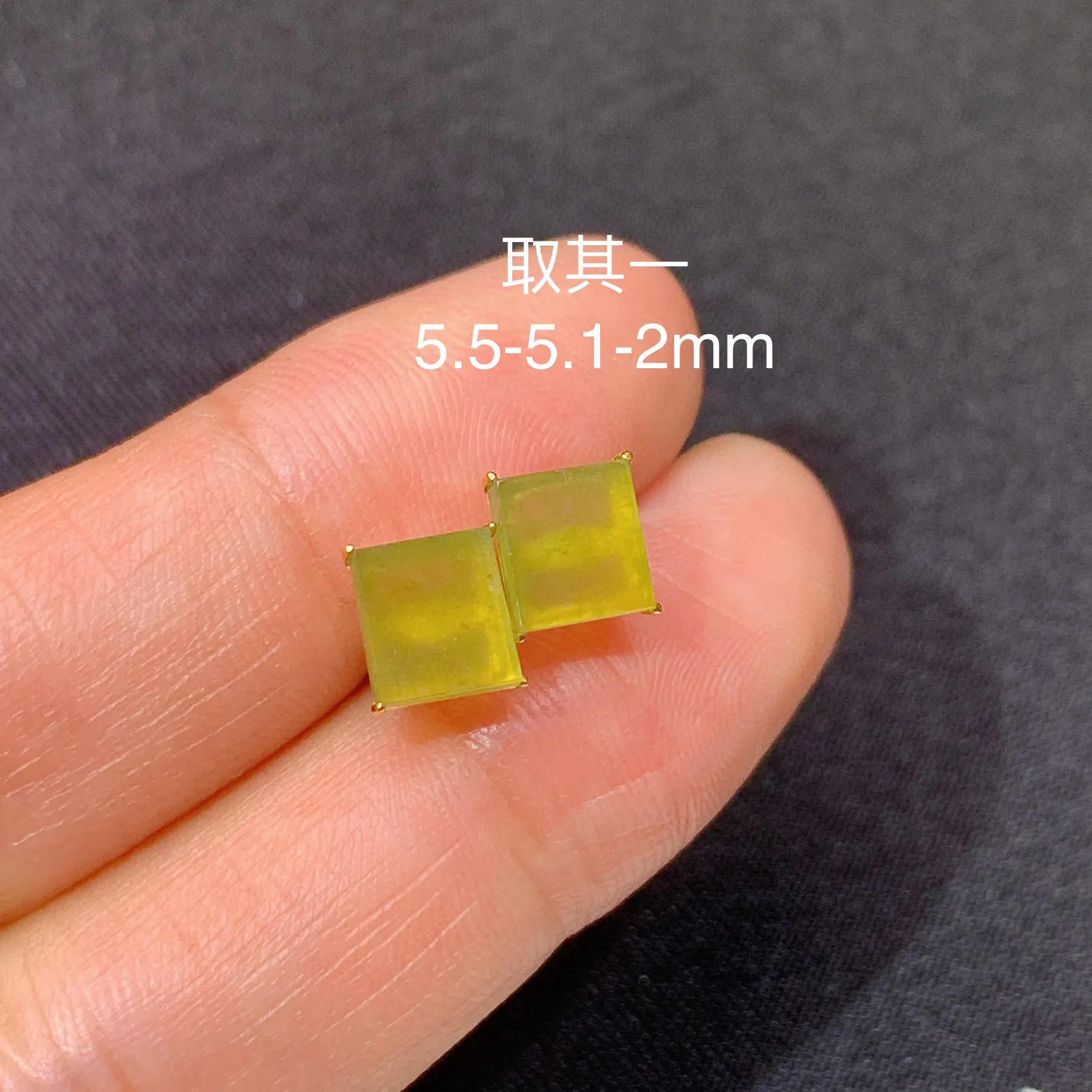 冰黄翡马鞍耳钉，18k金镶嵌，色泽鲜艳，水色超佳，整体尺寸5.5*5.1*2
