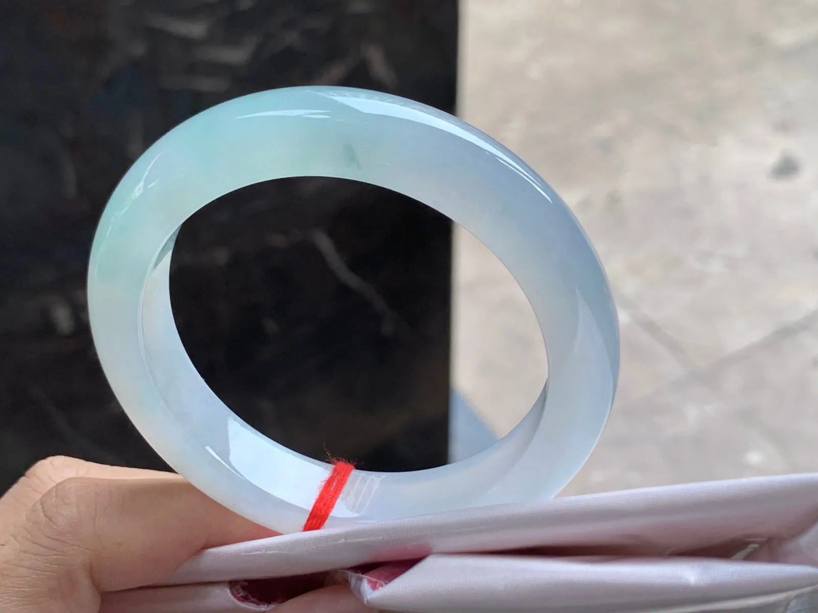 圈口：57-12.8-9.8mm                                                 
正圈 56 57可戴 种水手镯
种老水佳～ 清爽的一枚实物美丽