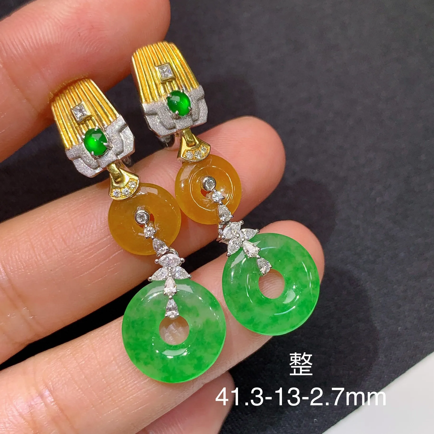 冰阳绿甜甜圈耳坠，18k金镶嵌，款式新颖，冰润色阳，种水足，整体尺寸41.3*13*2.7