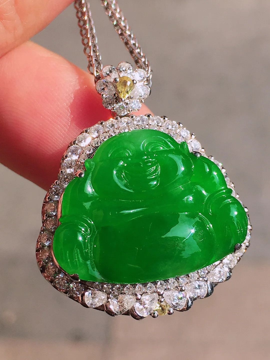 阳绿佛公吊坠，色泽均匀艳丽，玉质细腻，荧光感超
强，饱满圆润，尽显优雅气质，18k
金豪华镶嵌