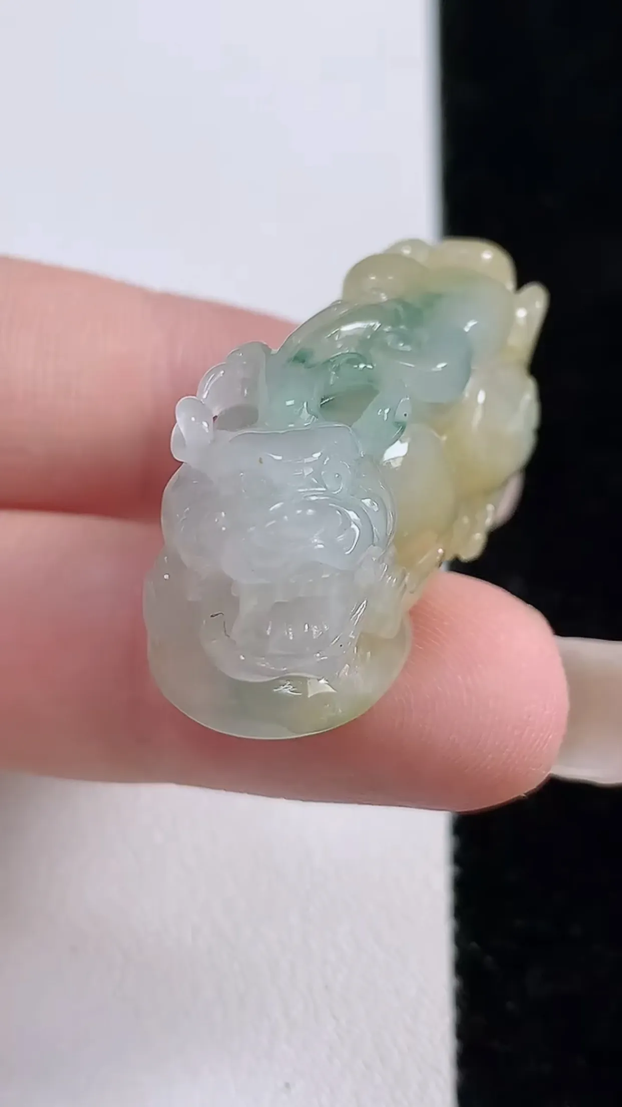 缅甸天然翡翠a货 老坑料起胶冰润 双彩黄翡飘花招财貔貅吊坠，尺寸35.5-15.3-15.8mm  y 17.76