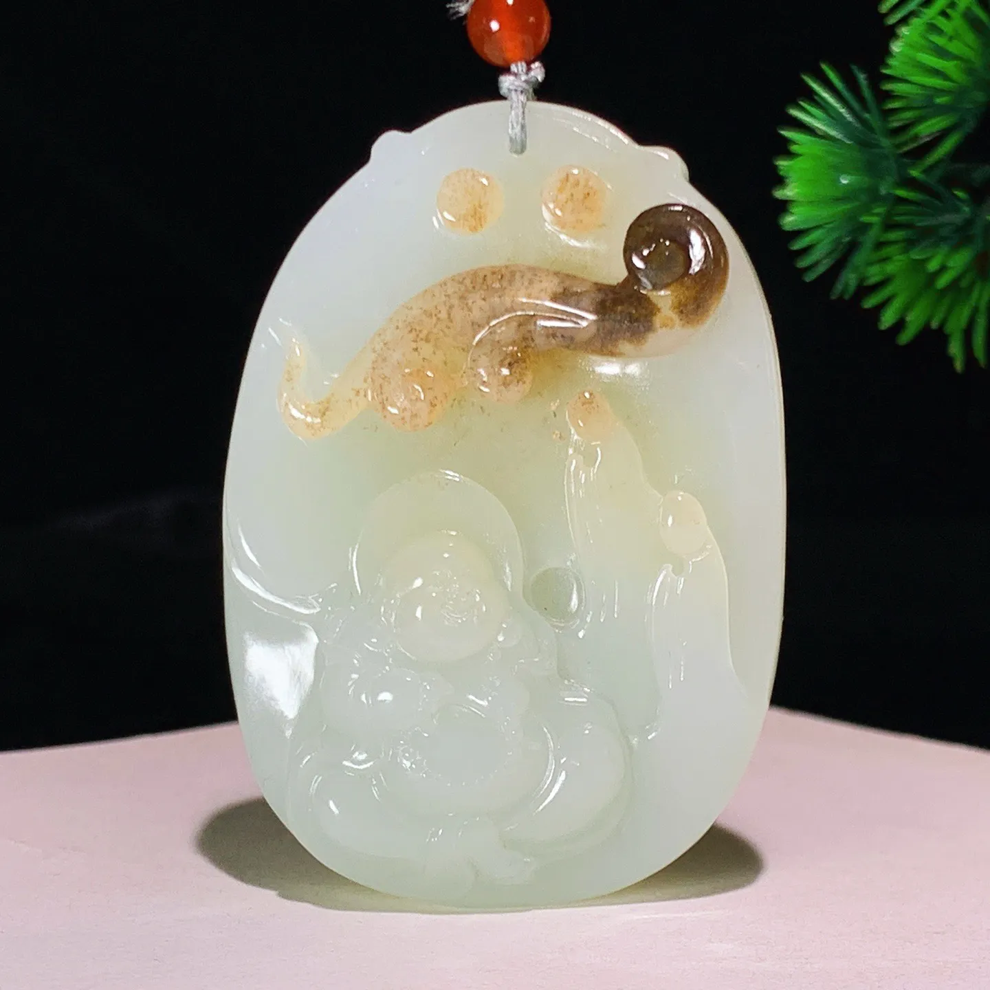 和田玉白玉糖料佛引福来挂件。尺寸61/43/22重91克 玉质细腻油润 底色纯净 脂粉好，品质好。l