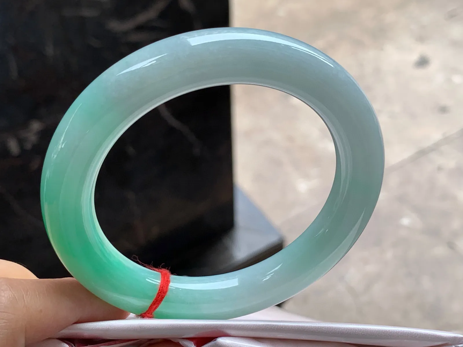 圈口：63-12.6mm                                                 
正圈 63 64可戴 带色圆条
颜色鲜艳浓郁～ 细腻的玉质实物美丽