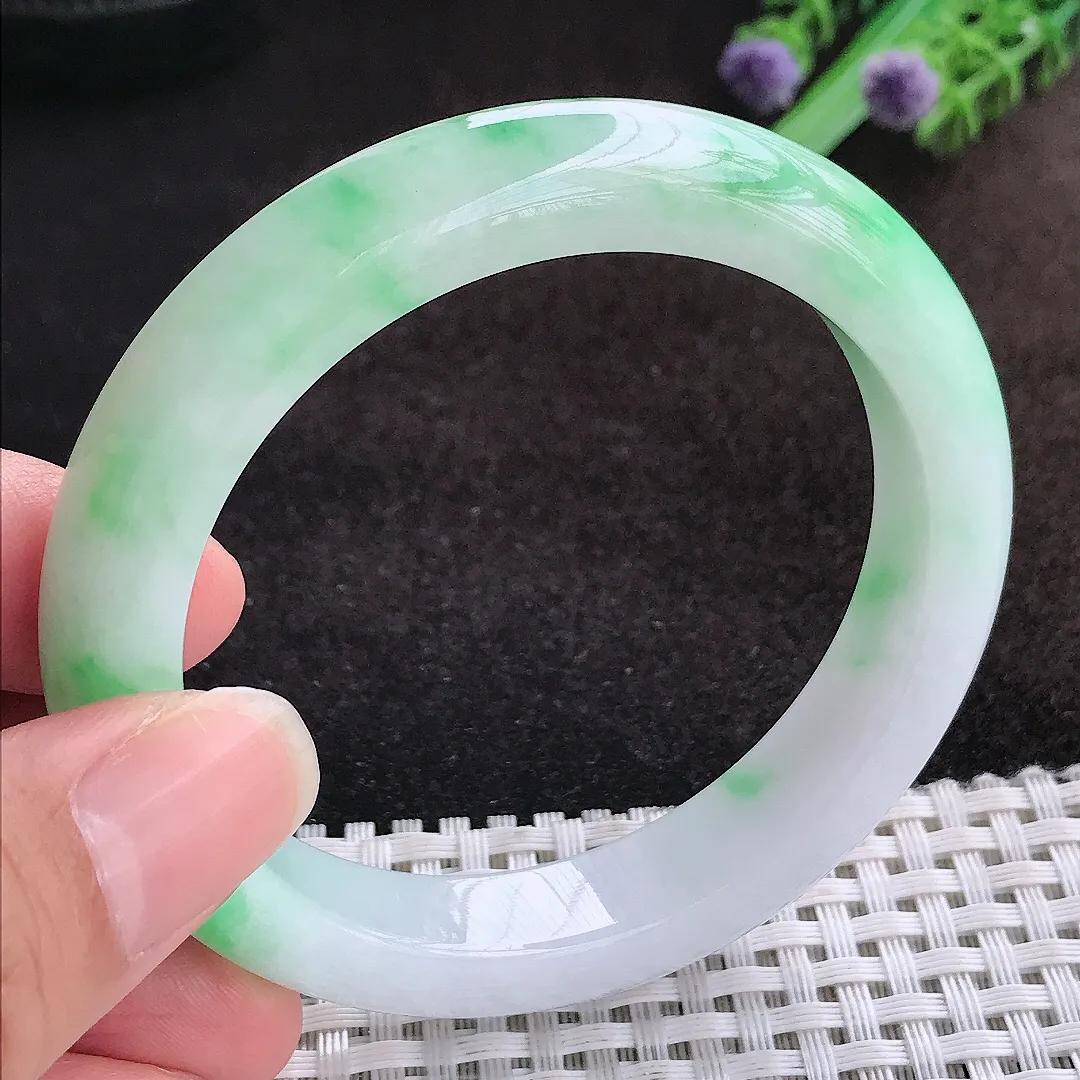 自然光55.5/11.5/8.8老坑精美温润飘绿手镯宽边翡翠玉镯美人镯