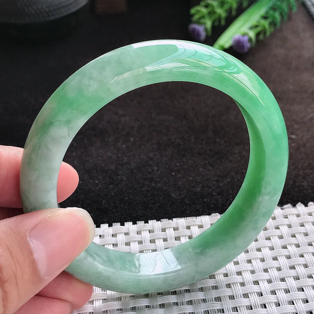 自然光57.5/12.4/8.8老坑精美温润飘绿手镯宽边翡翠玉镯美人镯