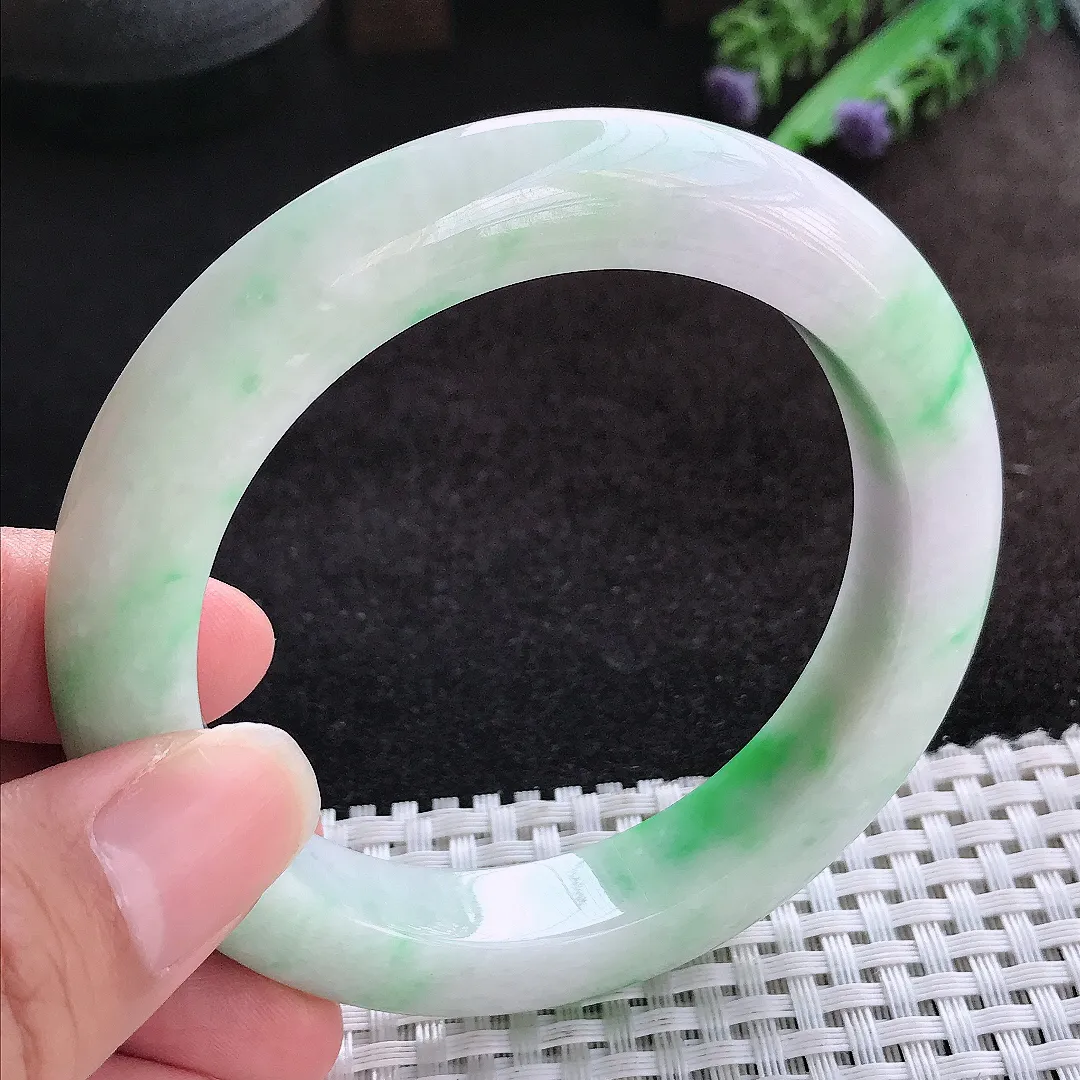 自然光58.5/11.9/10.8老坑精美温润飘绿手镯宽边翡翠玉镯美人镯