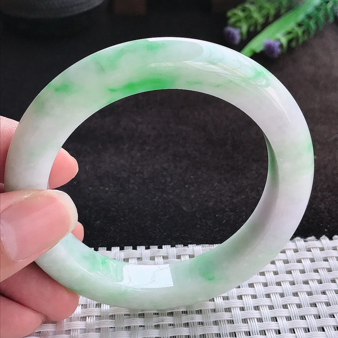 自然光58.5/11.9/10.8老坑精美温润飘绿手镯宽边翡翠玉镯美人镯