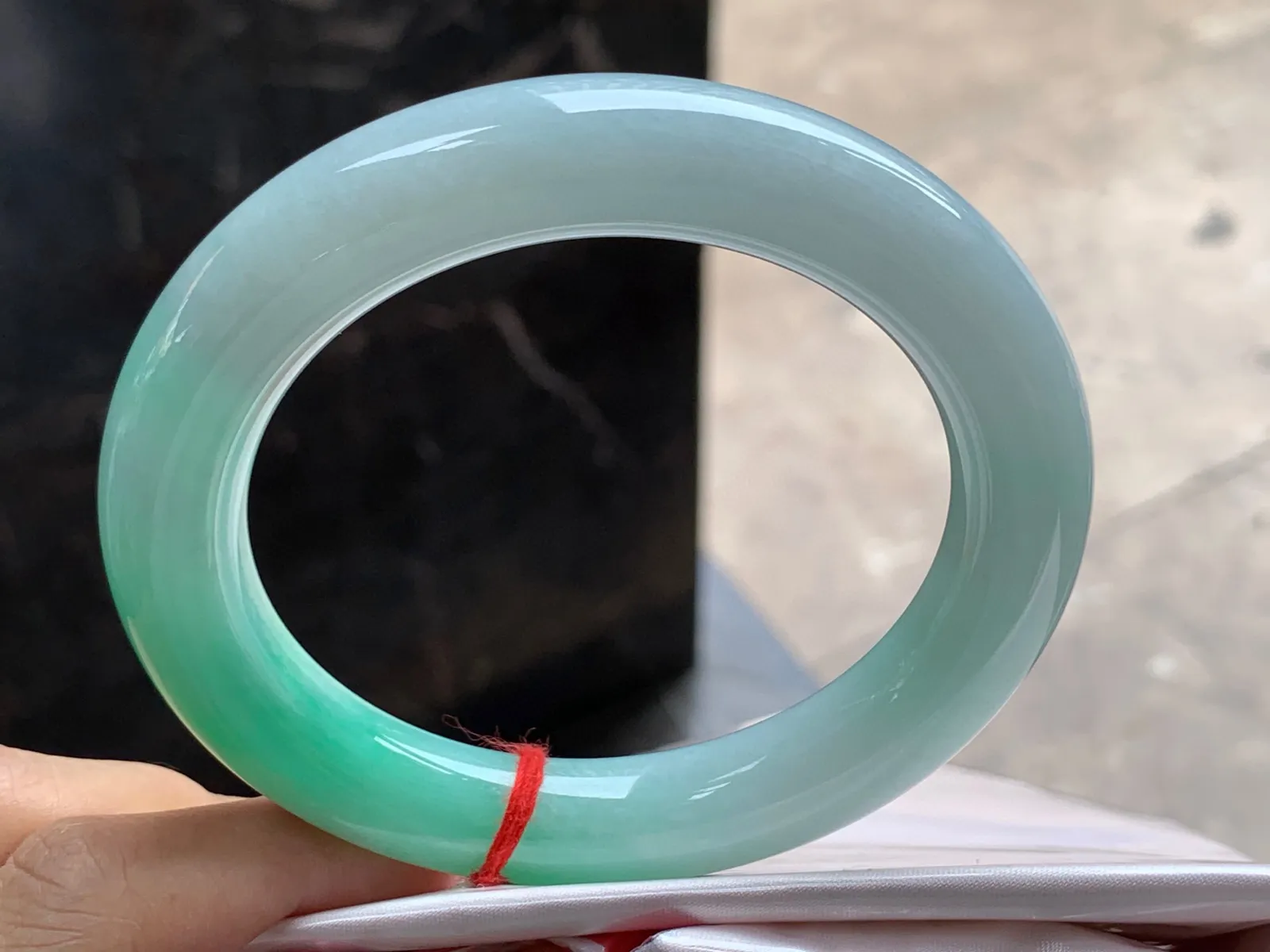 圈口：63-12.6mm                                                 
正圈 63 64可戴 带色圆条
颜色鲜艳浓郁～ 细腻的玉质实物美丽