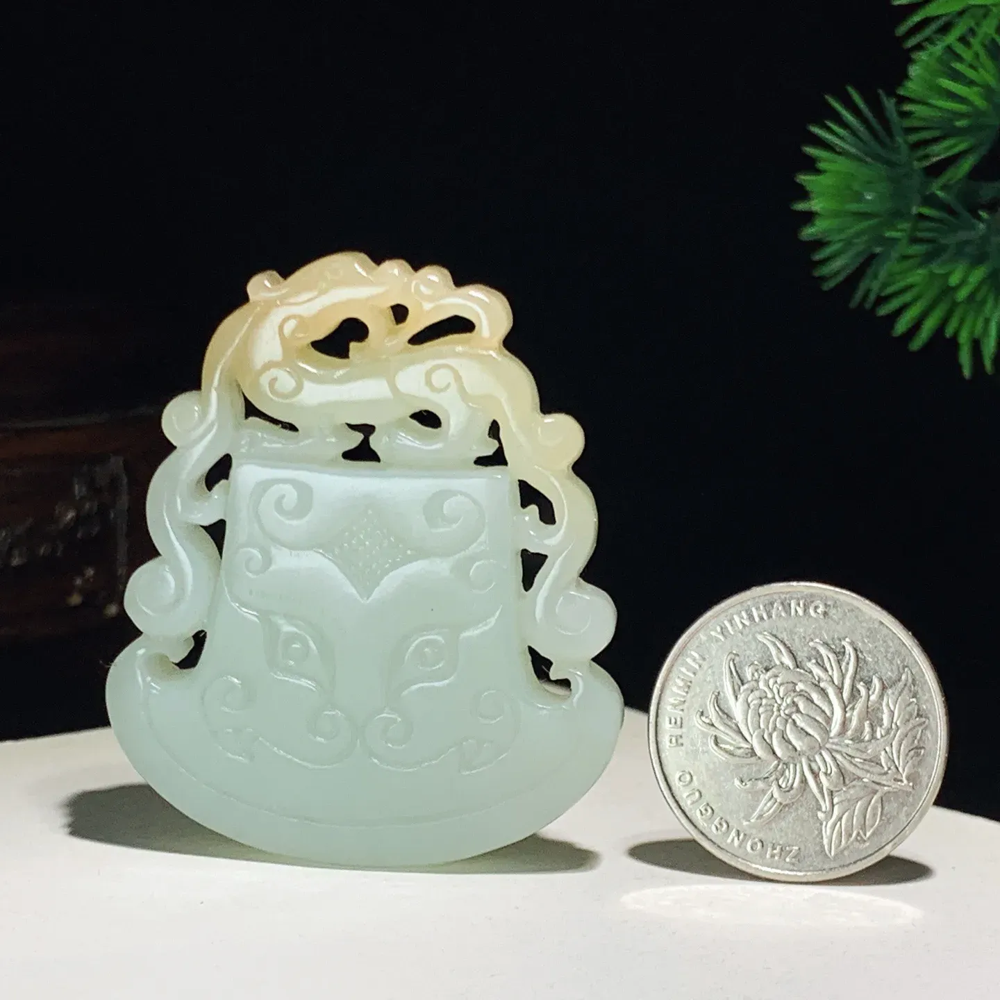 新疆和田玉且末糖仿古龙牌子挂件。尺寸51/43/8重32克 白度一级。玉质细腻油润 底色纯净 脂粉好，品质好。lt250917
