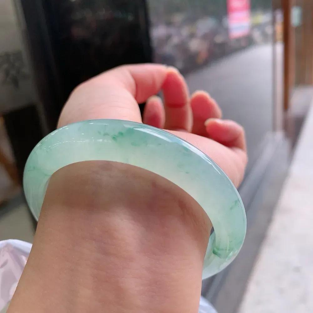 正圈高冰飘花 无瑕 尺寸:55.4/11.5/8.2 花美 种水好