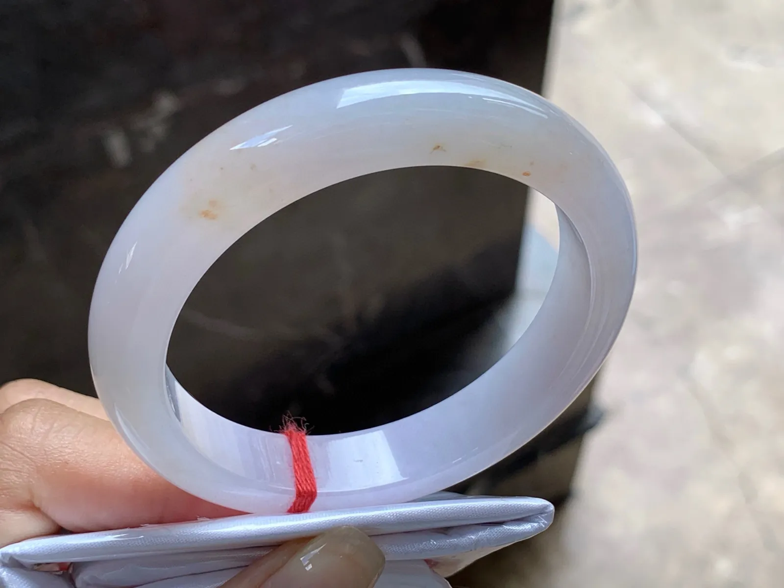 圈口：57-12-8.4mm                                                 
正圈 56 57可戴 种水手镯
种好水佳～ 黄翡点缀实物美丽