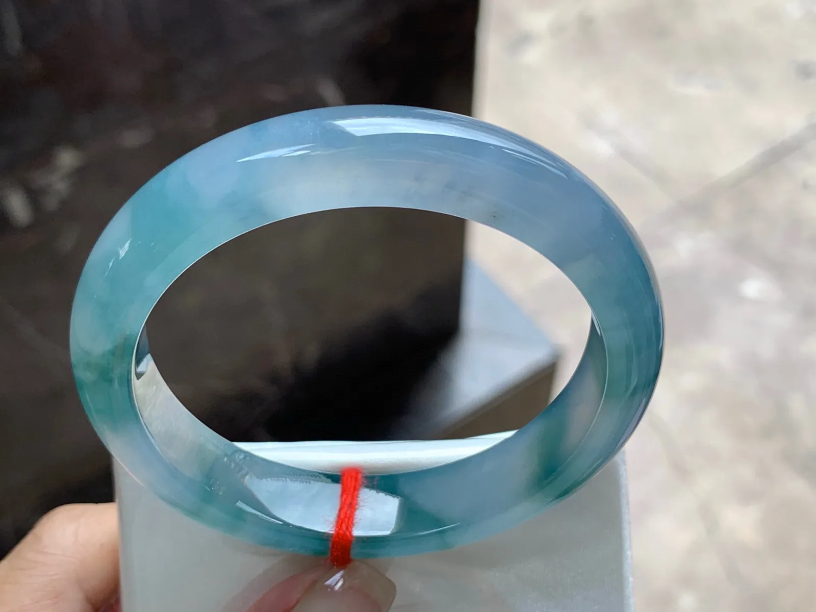 圈口：57-12.4-8.3mm                                                 
正圈 56 57可戴 冰飘花手镯
冰透水润～ 花飘灵动实物美丽