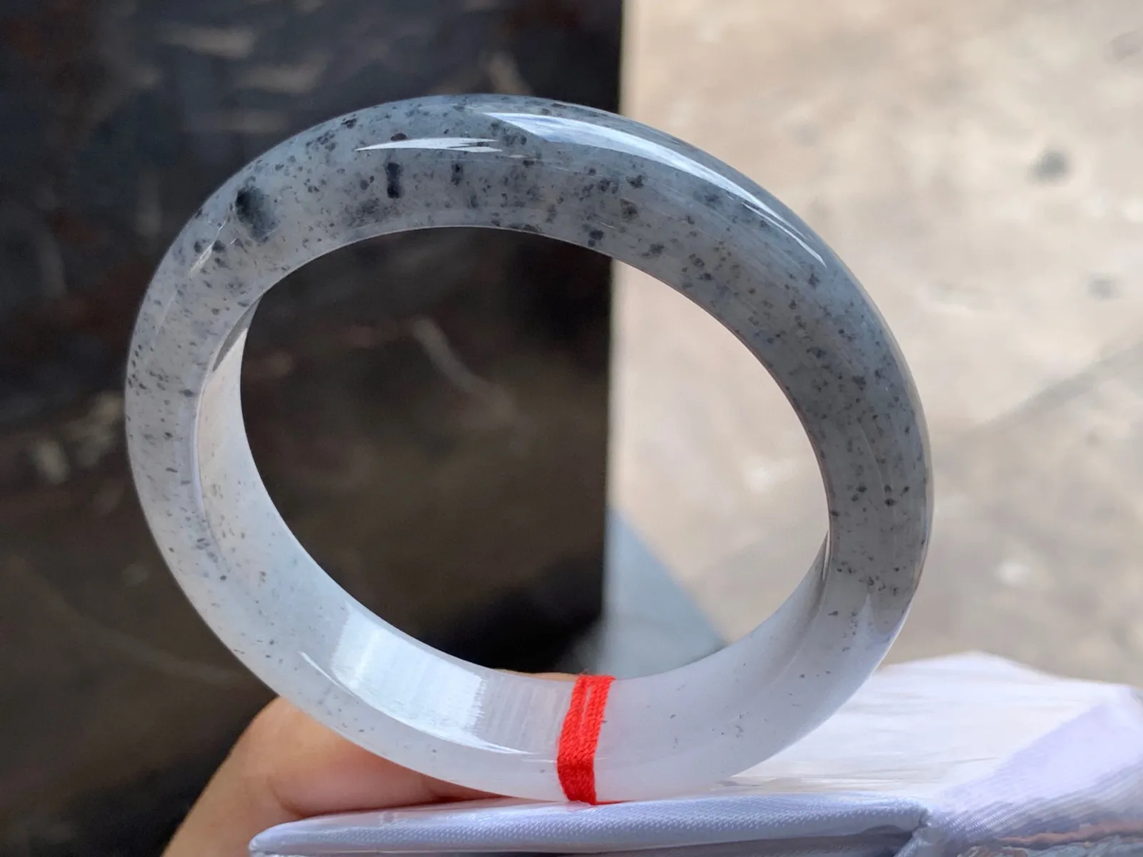 圈口：58.5-12.9-8.5mm                                                 
正圈 58 59可戴 乌鸡种手镯
种水佳～特色的一枚️实物美丽