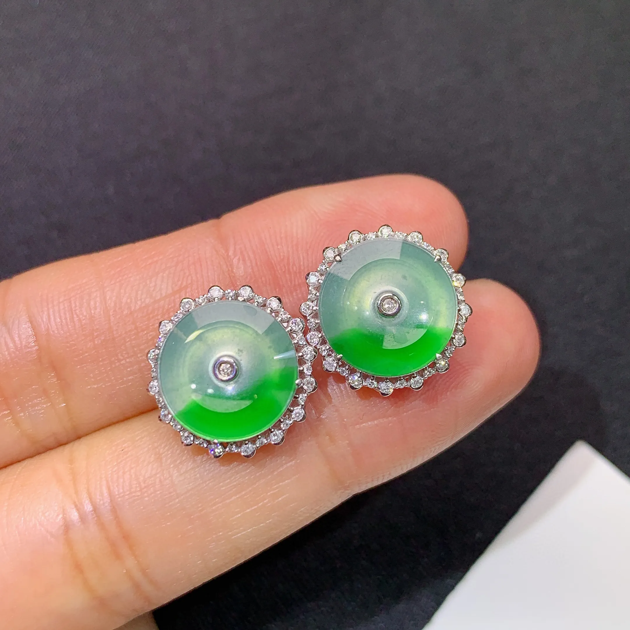 冰飘绿平安扣耳钉，18k金镶嵌，简约时尚，冰润色阳，种水足，裸石尺寸11.1*2