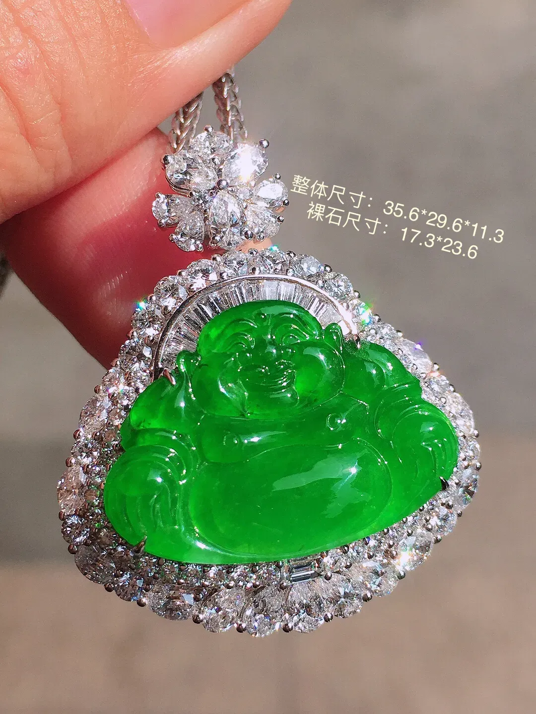 阳绿佛公吊坠，色泽均匀艳丽，玉质细腻，荧光感超
强，饱满圆润，尽显优雅气质，18k
金豪华镶嵌