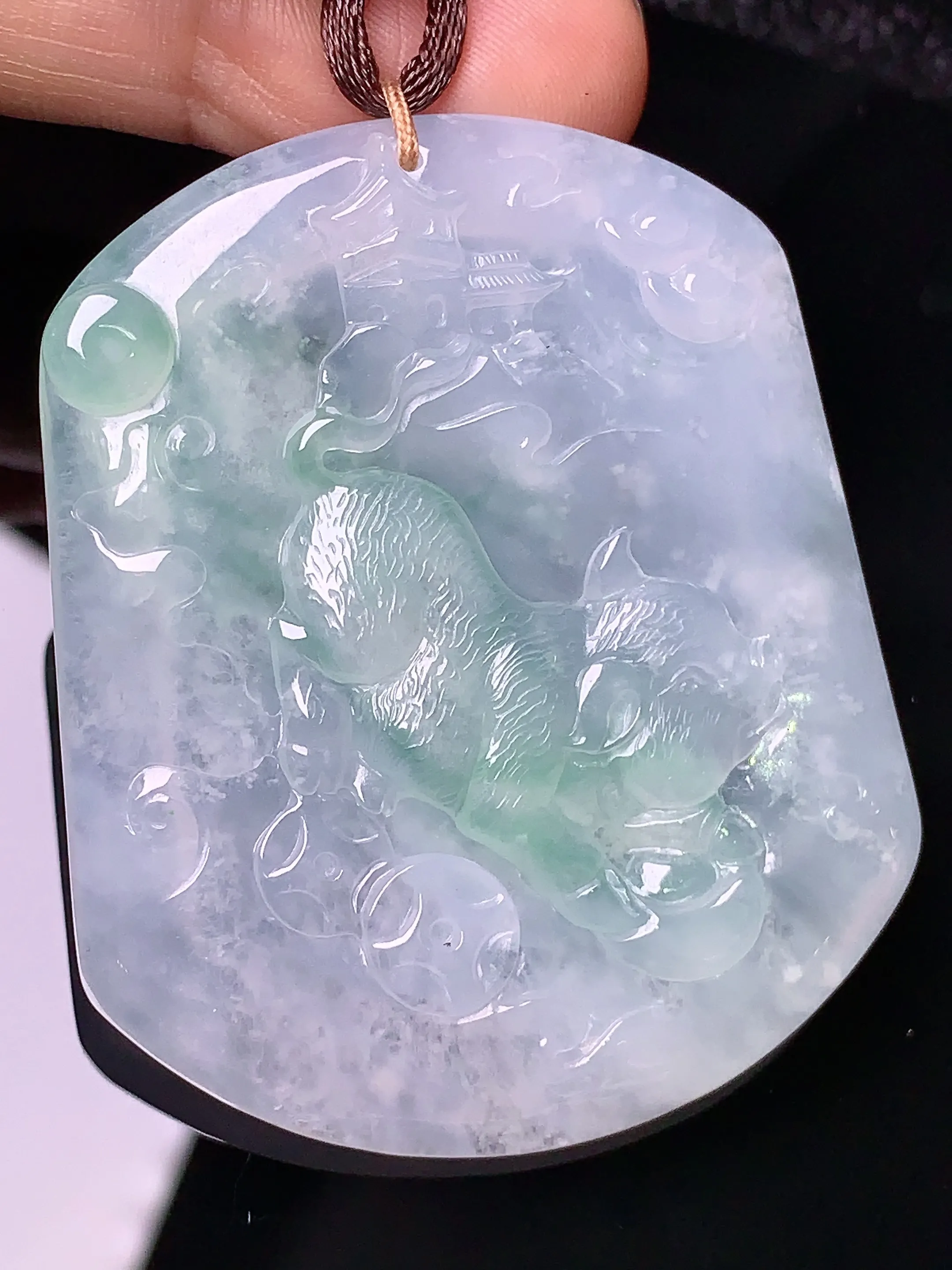 冰种飘绿生肖猪吊坠 玉质细腻 色泽艳丽  整体尺寸52.8*43.8*5.6
