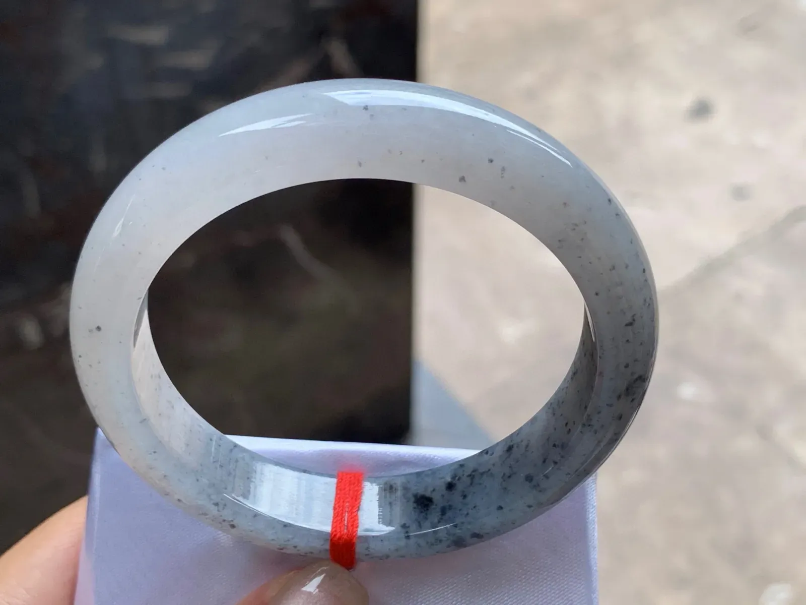 圈口：58.5-12.9-8.5mm                                                 
正圈 58 59可戴 乌鸡种手镯
种水佳～特色的一枚️实物美丽