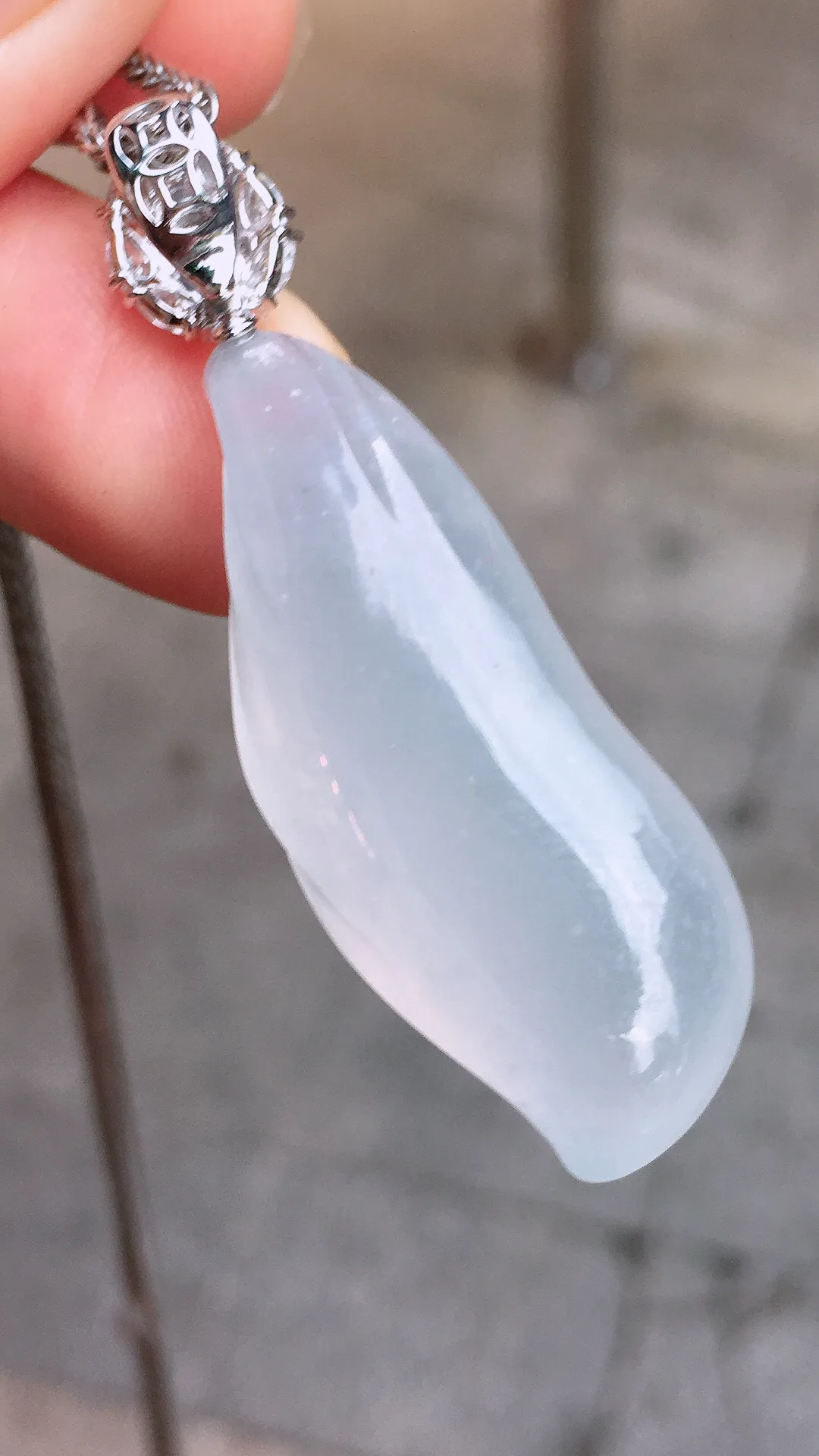 冰种福瓜吊坠，玉质细腻，荧光感超
强，饱满圆润，尽显优雅气质，18k
金豪华镶嵌