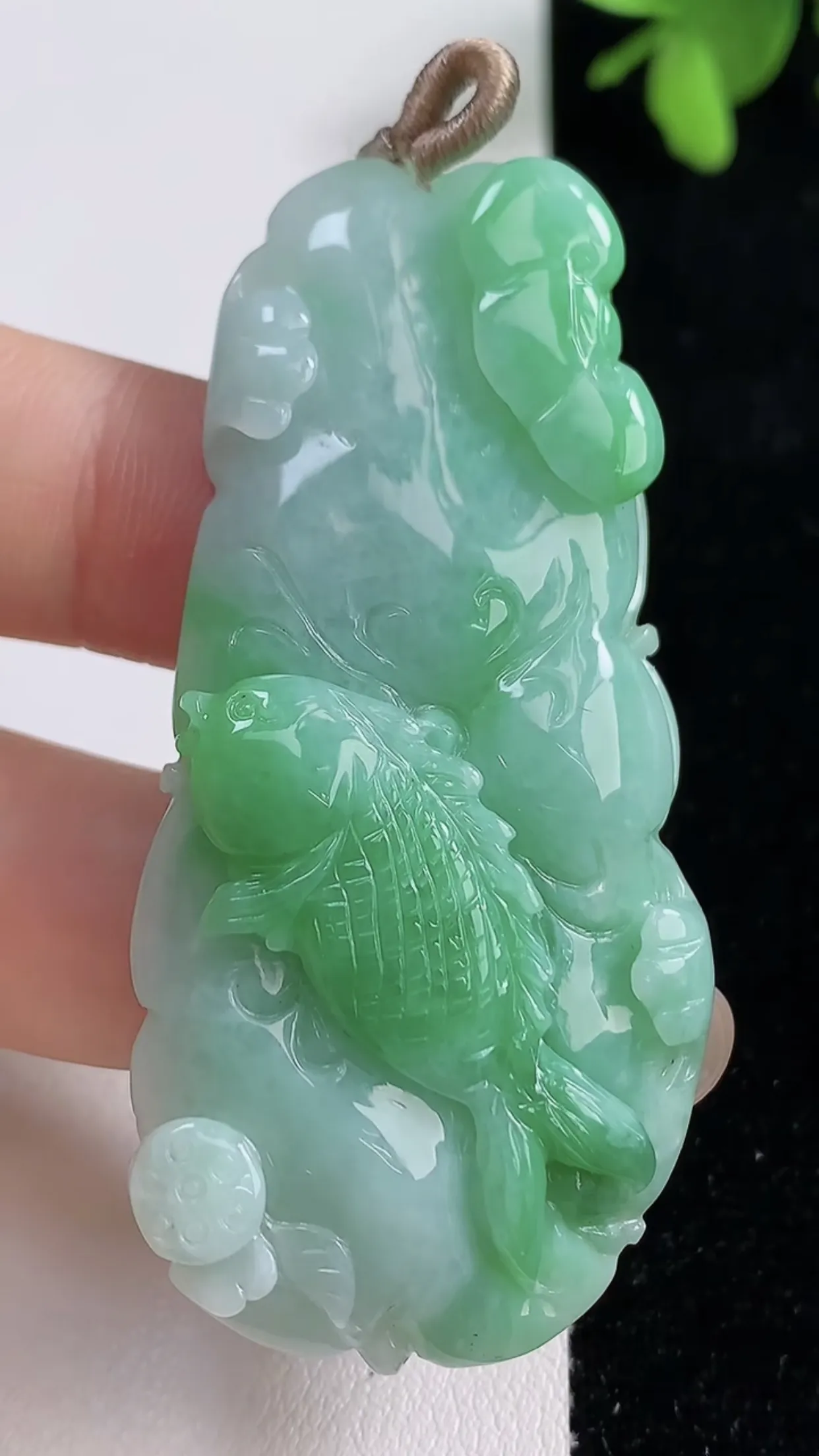 缅甸天然翡翠a货 老坑料起胶冰润 满绿和和美美 荷叶鱼吊坠，尺寸61-28.8-7mm  y 20.