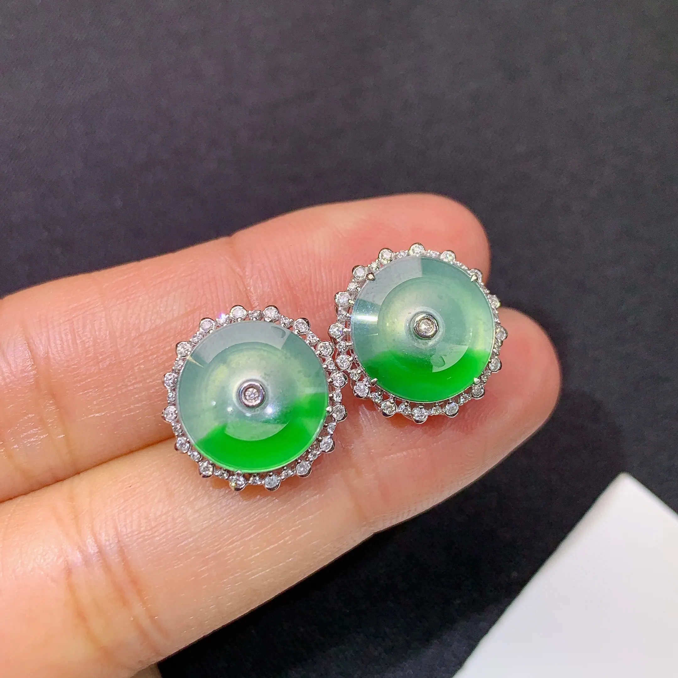 冰飘绿平安扣耳钉，18k金镶嵌，简约时尚，冰润色阳，种水足，裸石尺寸11.1*2