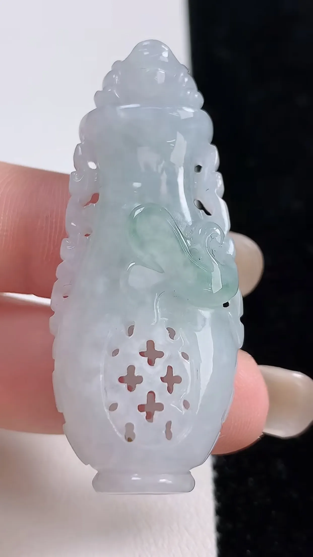 缅甸天然翡翠a货 老坑料起胶冰润 飘花镂空雕刻花瓶吊坠，尺寸48-21-13.5mm  y 18.2