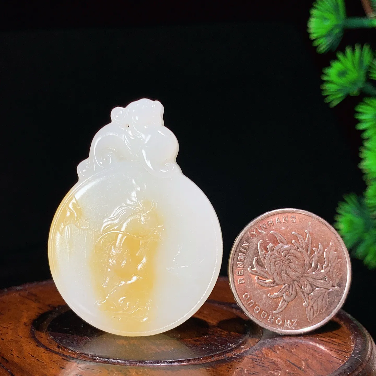 新疆和田玉白玉且末糖马到成功圆牌挂件。尺寸46/34/9重25克 白度一级。玉质细腻油润 底色纯净 脂粉好，品质好。lt250917