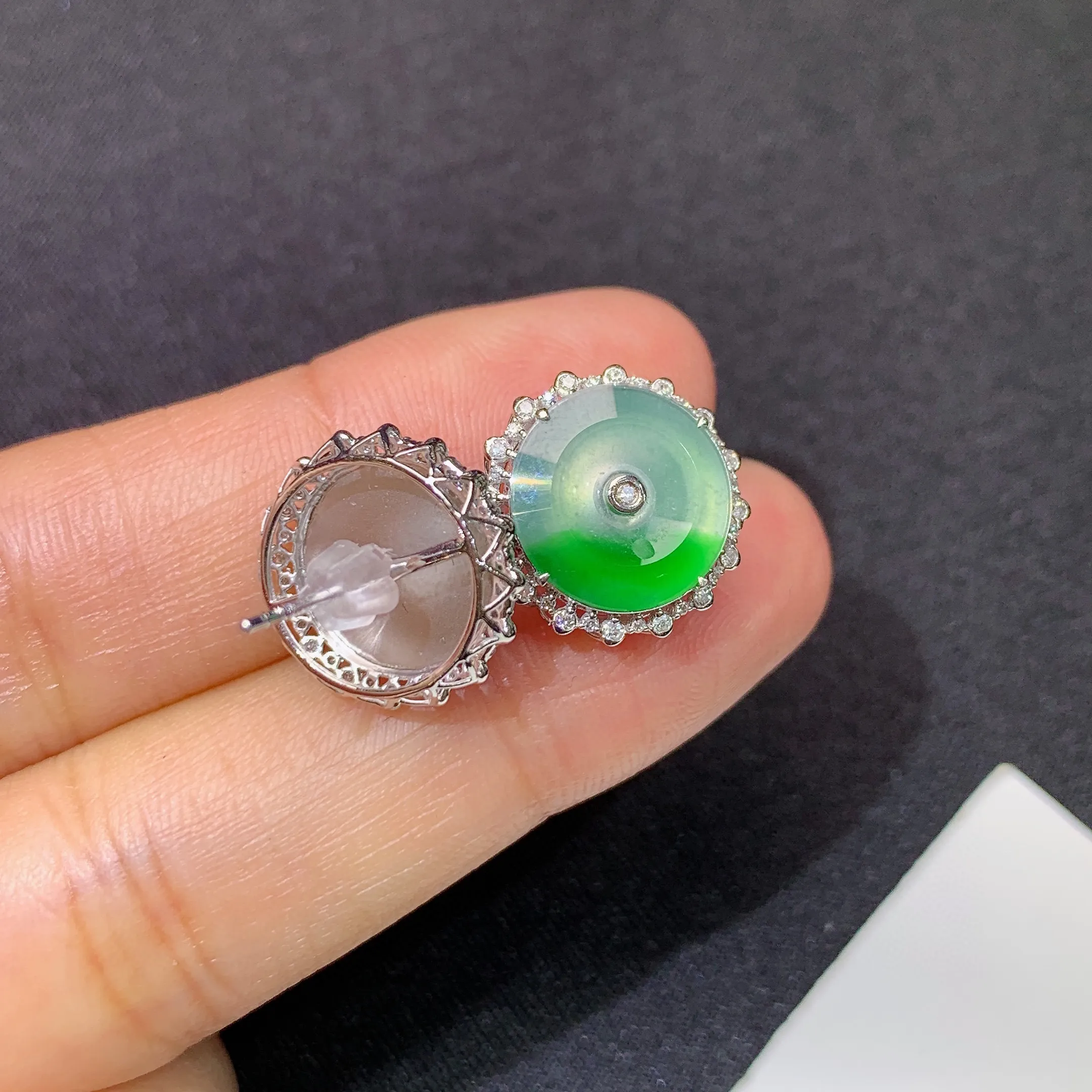 冰飘绿平安扣耳钉，18k金镶嵌，简约时尚，冰润色阳，种水足，裸石尺寸11.1*2