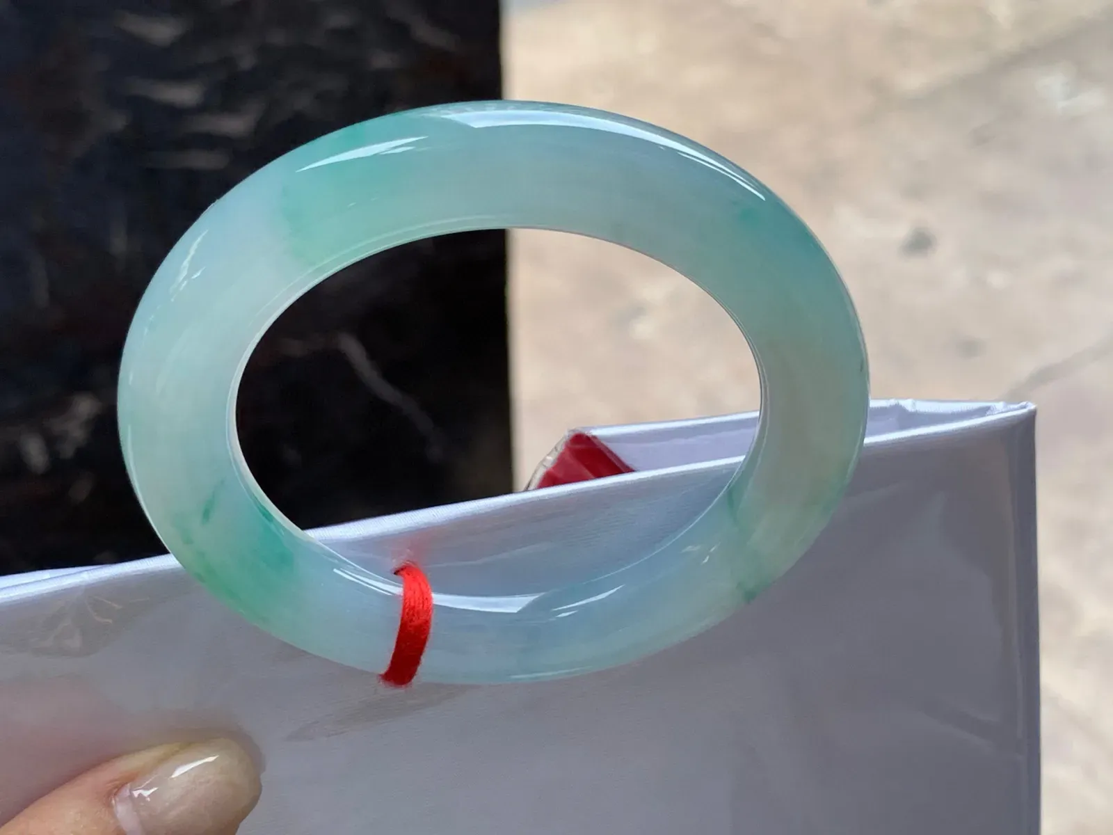 圈口：56-11.4mm                                                 
正圈 56 57可戴 带色圆条
颜色点缀～ 细腻的玉质实物美丽