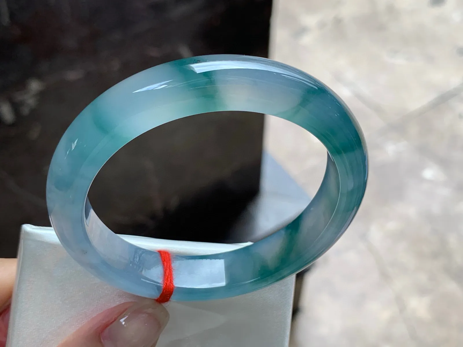 圈口：57-12.4-8.3mm                                                 
正圈 56 57可戴 冰飘花手镯
冰透水润～ 花飘灵动实物美丽