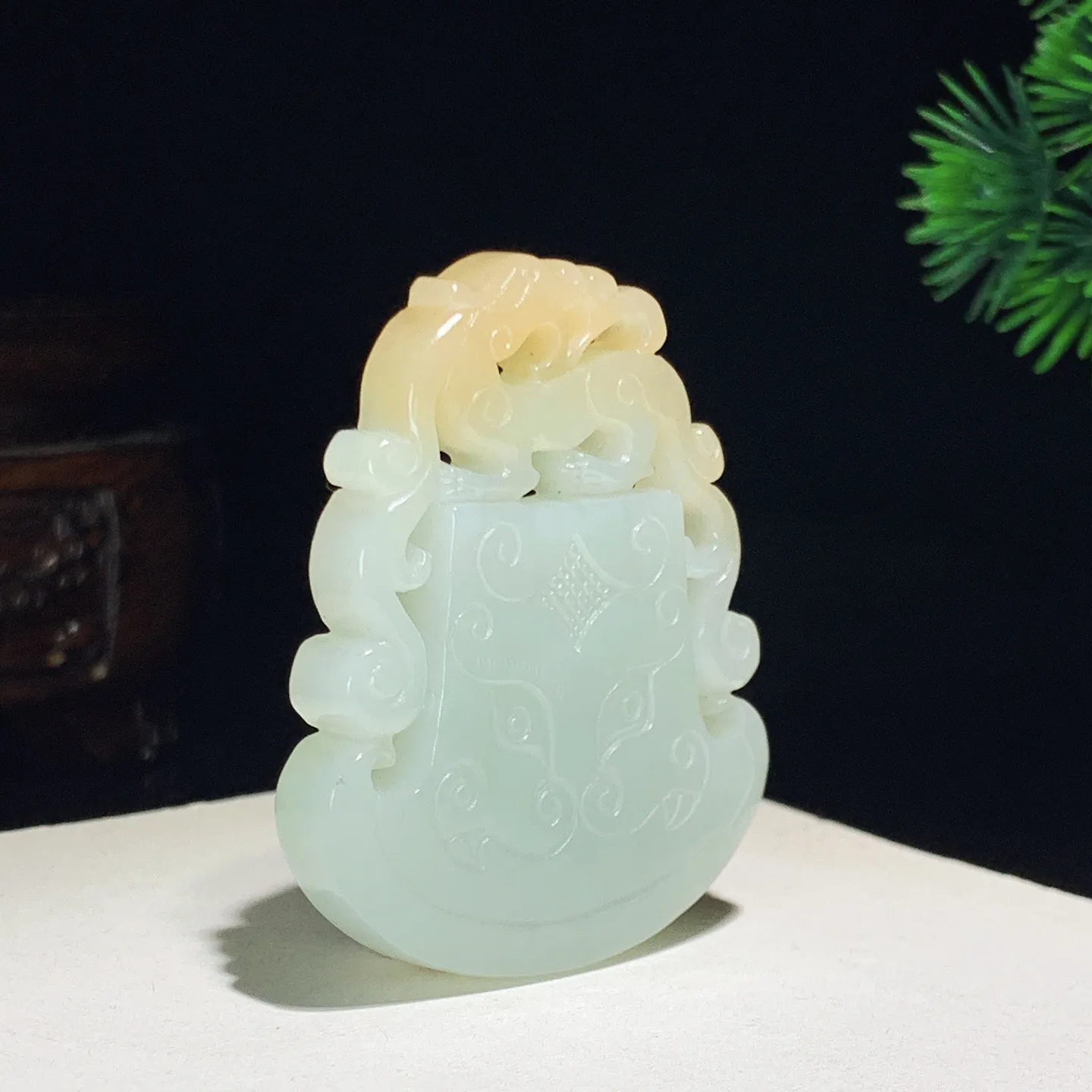 新疆和田玉且末糖仿古龙牌子挂件。尺寸51/43/8重32克 白度一级。玉质细腻油润 底色纯净 脂粉好，品质好。lt250917
