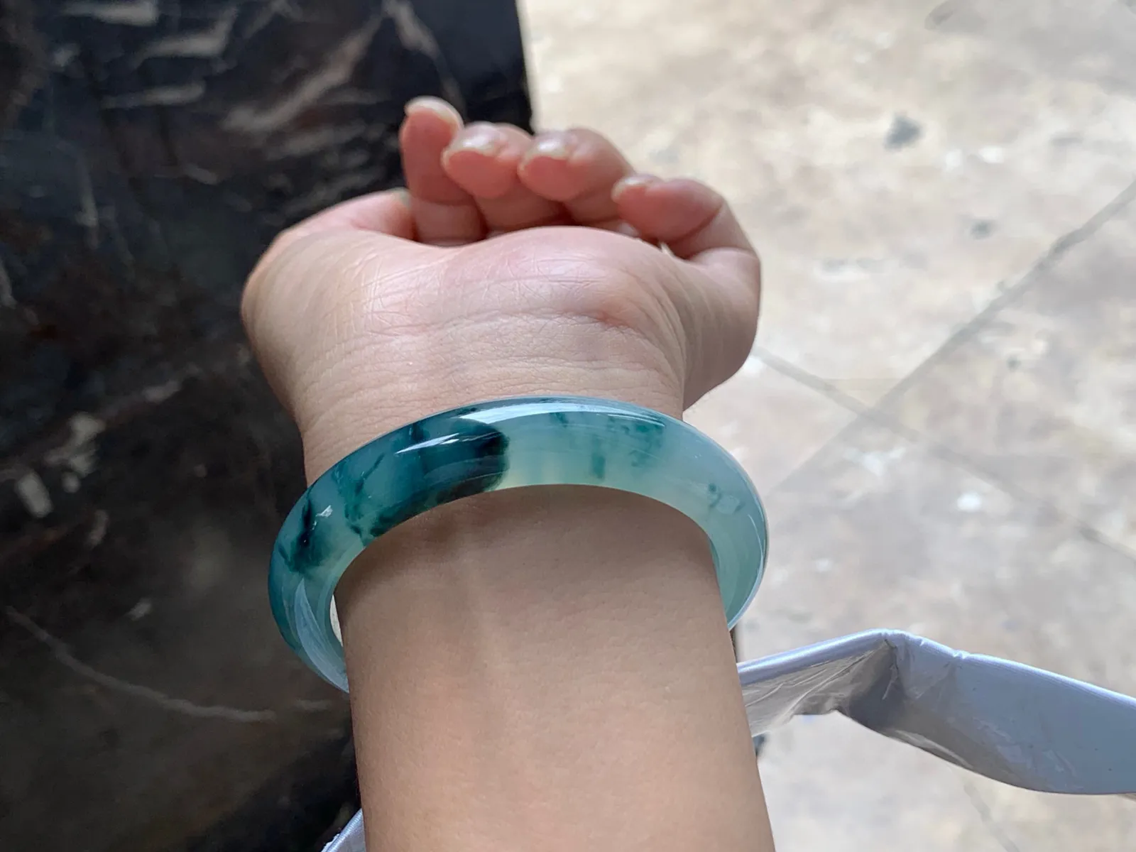 圈口：56.5-12.5-8.5mm                                                 
正圈 56 57可戴 冰飘花手镯
种水佳～ 实物美丽胶感温润