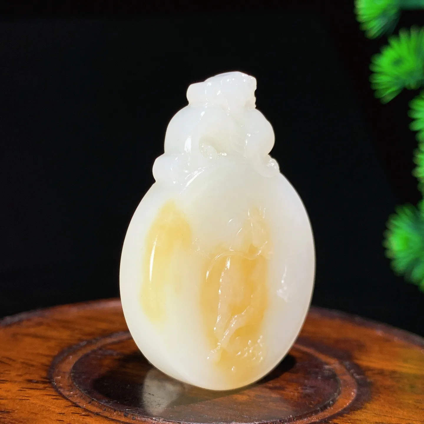 新疆和田玉白玉且末糖马到成功圆牌挂件。尺寸46/34/9重25克 白度一级。玉质细腻油润 底色纯净 脂粉好，品质好。lt250917