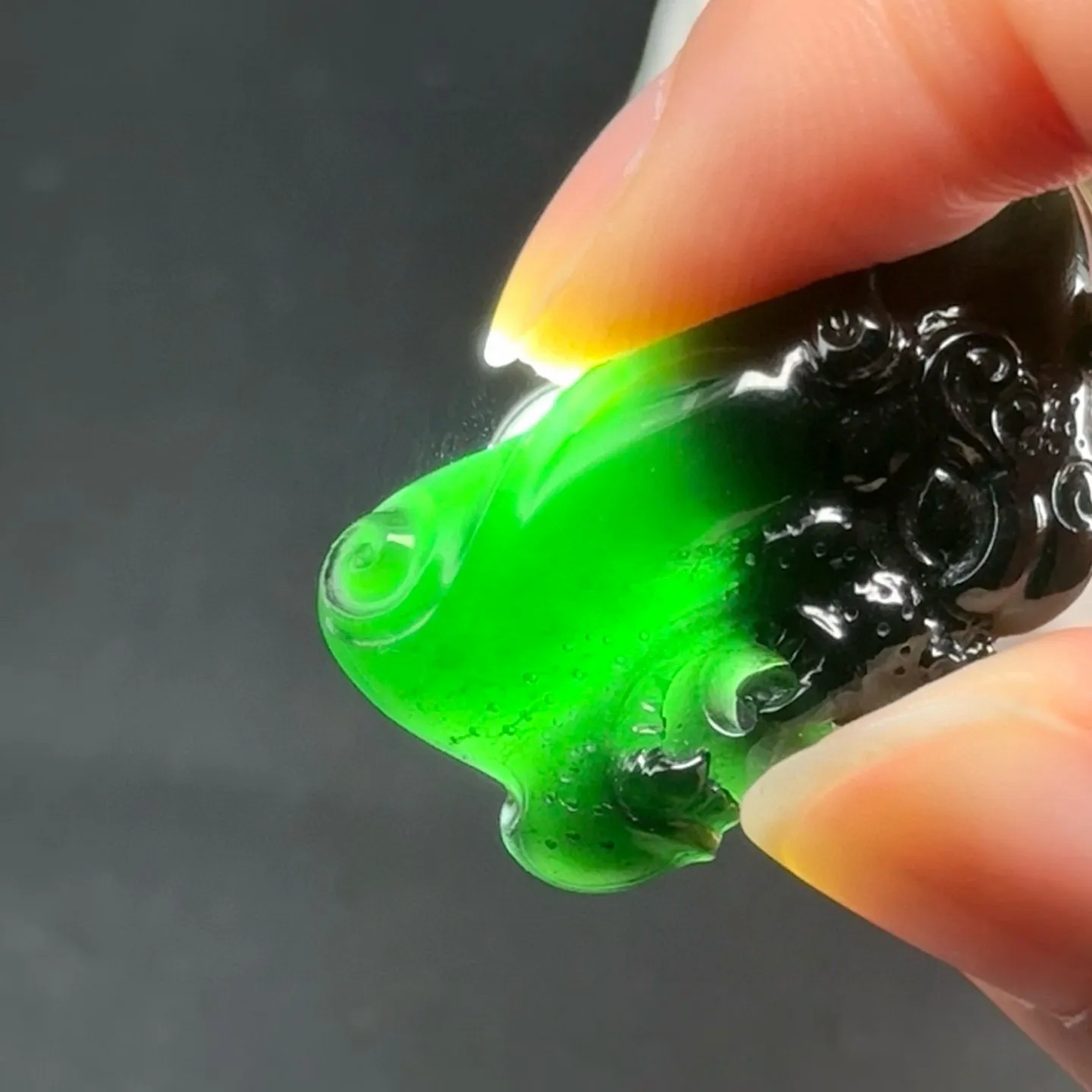 精品18k瑞兽头 种好色正 黑度极好 打灯通透 油性十足 尺寸39.1