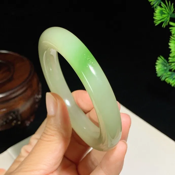 收藏级！和田玉青海翠翠青手镯。圈口56条宽12厚11mm重69克 玉质细腻油润 底色纯净 脂粉好，品质好。lt250917