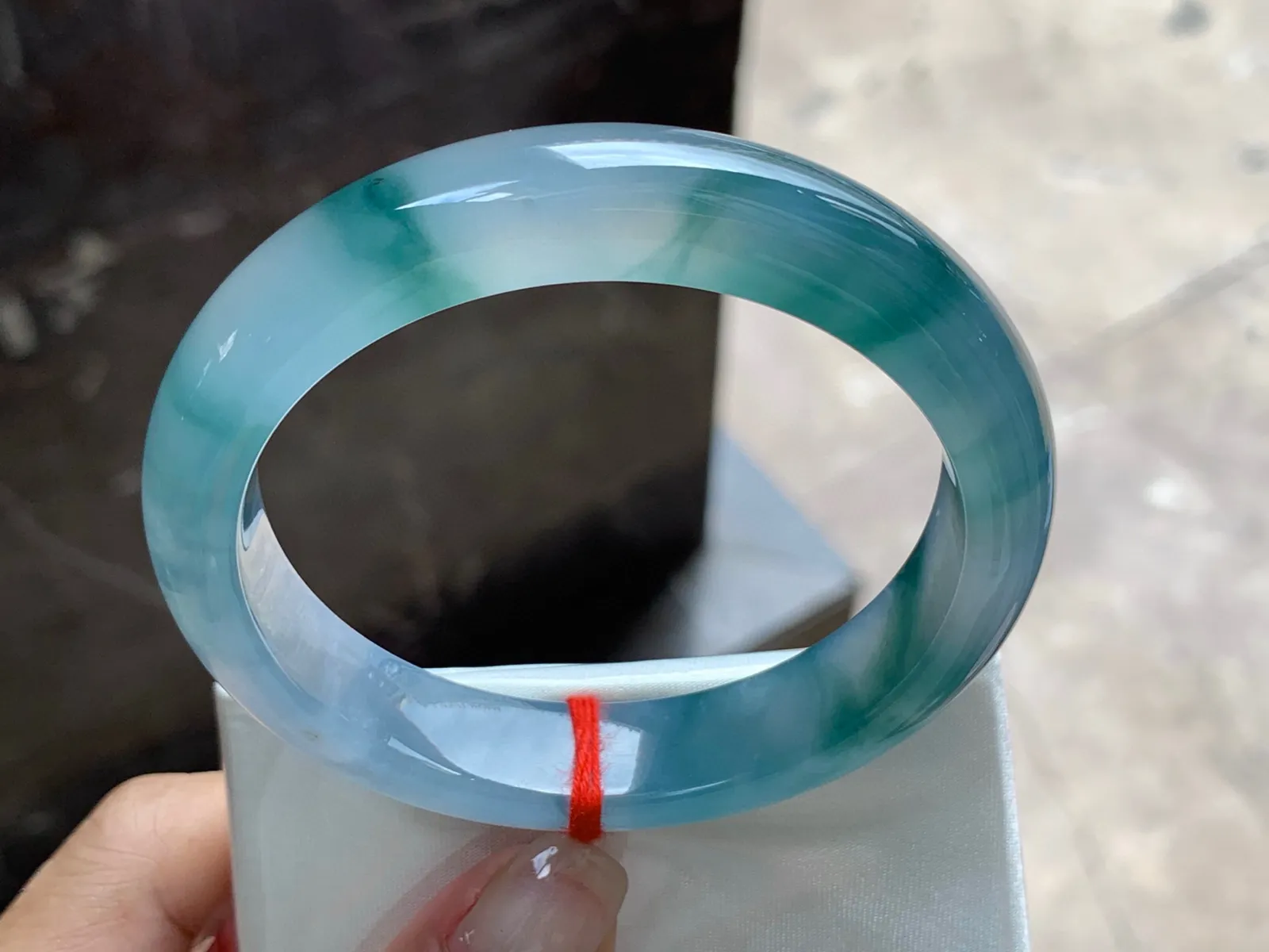 圈口：57-12.4-8.3mm                                                 
正圈 56 57可戴 冰飘花手镯
冰透水润～ 花飘灵动实物美丽