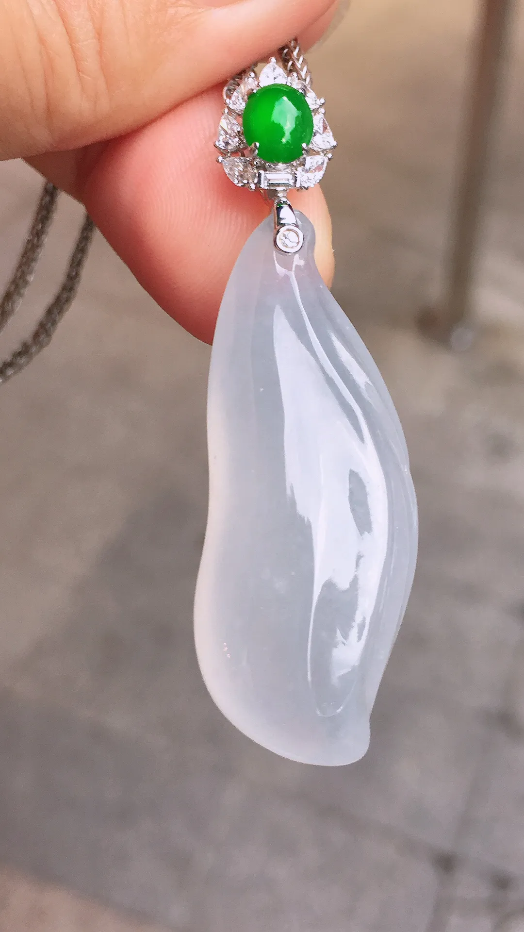 冰种福瓜吊坠，玉质细腻，荧光感超
强，饱满圆润，尽显优雅气质，18k
金豪华镶嵌